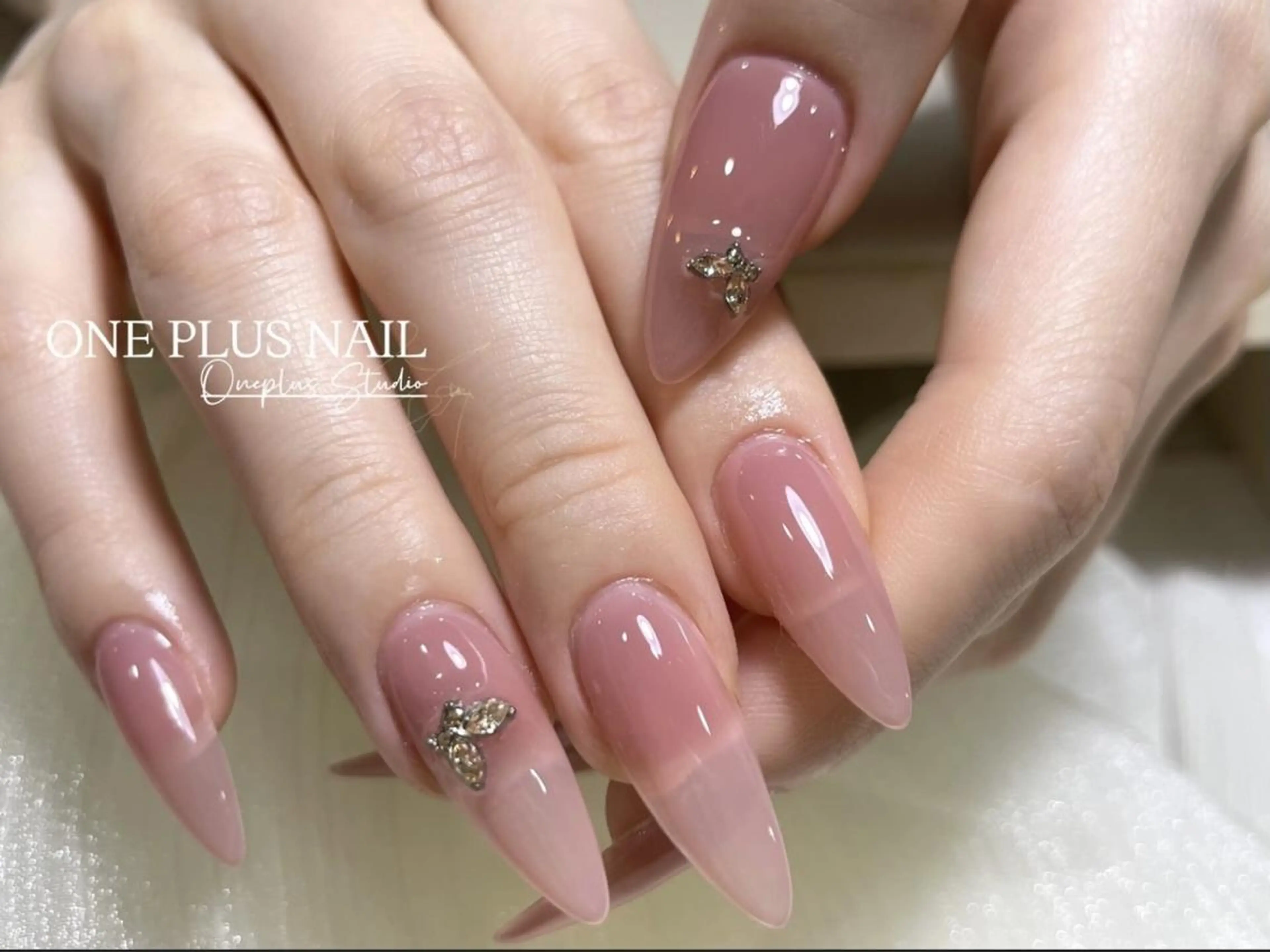 ネイル アートネイル オーロラネイル ガーリー キラキラネイル 韓国ネイル One Plus Nail Salonのネイルデザイン