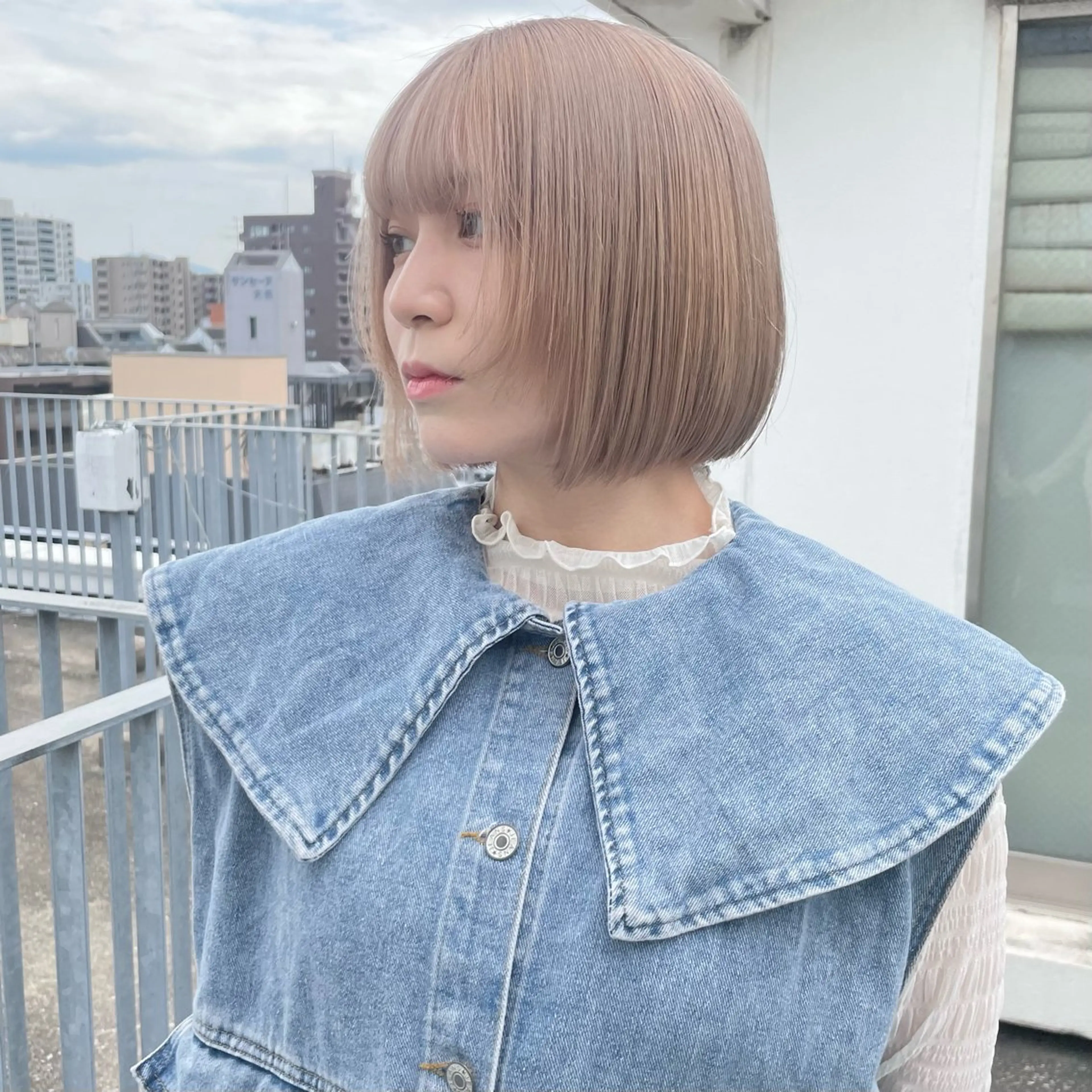ミディアム カラー ベージュカラー ミルクティーベージュ lani hair salon所属・SHOTO ハイトー ン/デザインカラーのヘアスタイル