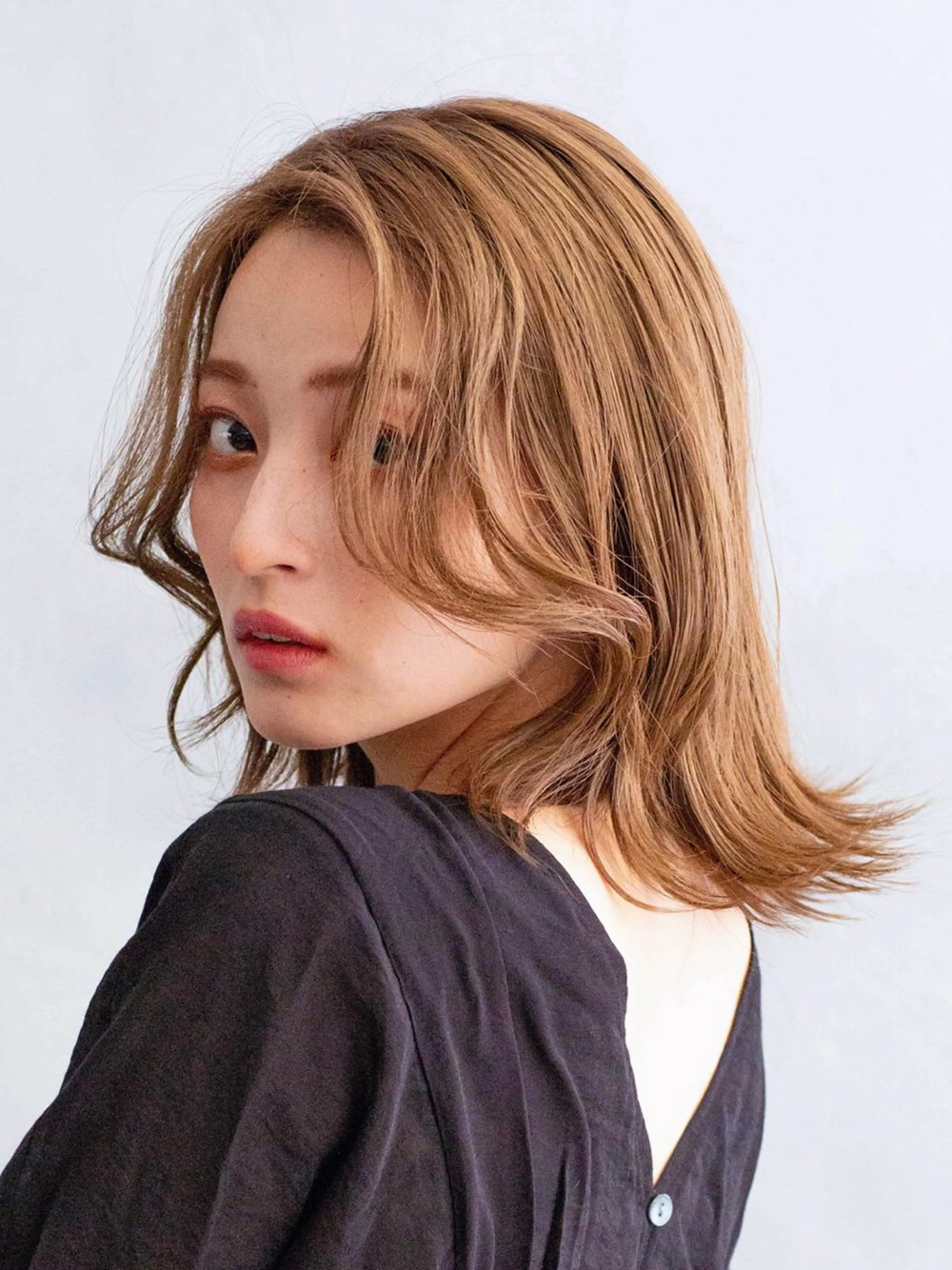 ミディアム カラー ブリーチ 透明感カラー ダブルカラー ブリーチなしカラー 顔まわりレイヤー 大人レイヤー& 透明感カラー💄のヘアスタイル