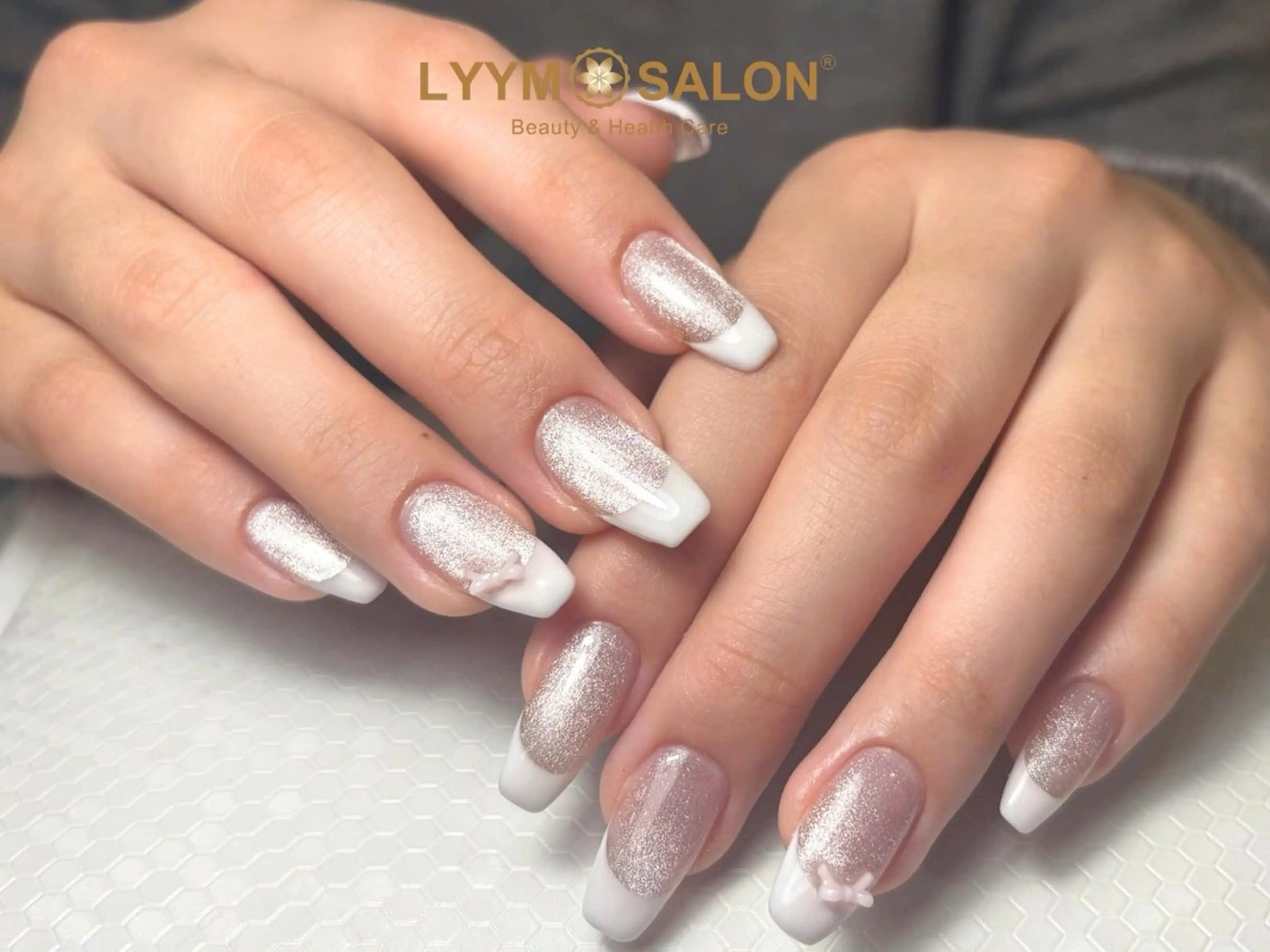 ネイル オーロラネイル フラワーネイル フレンチネイル グラデーション キラキラネイル ハンドネイル LYYM Salonのネイルデザイン