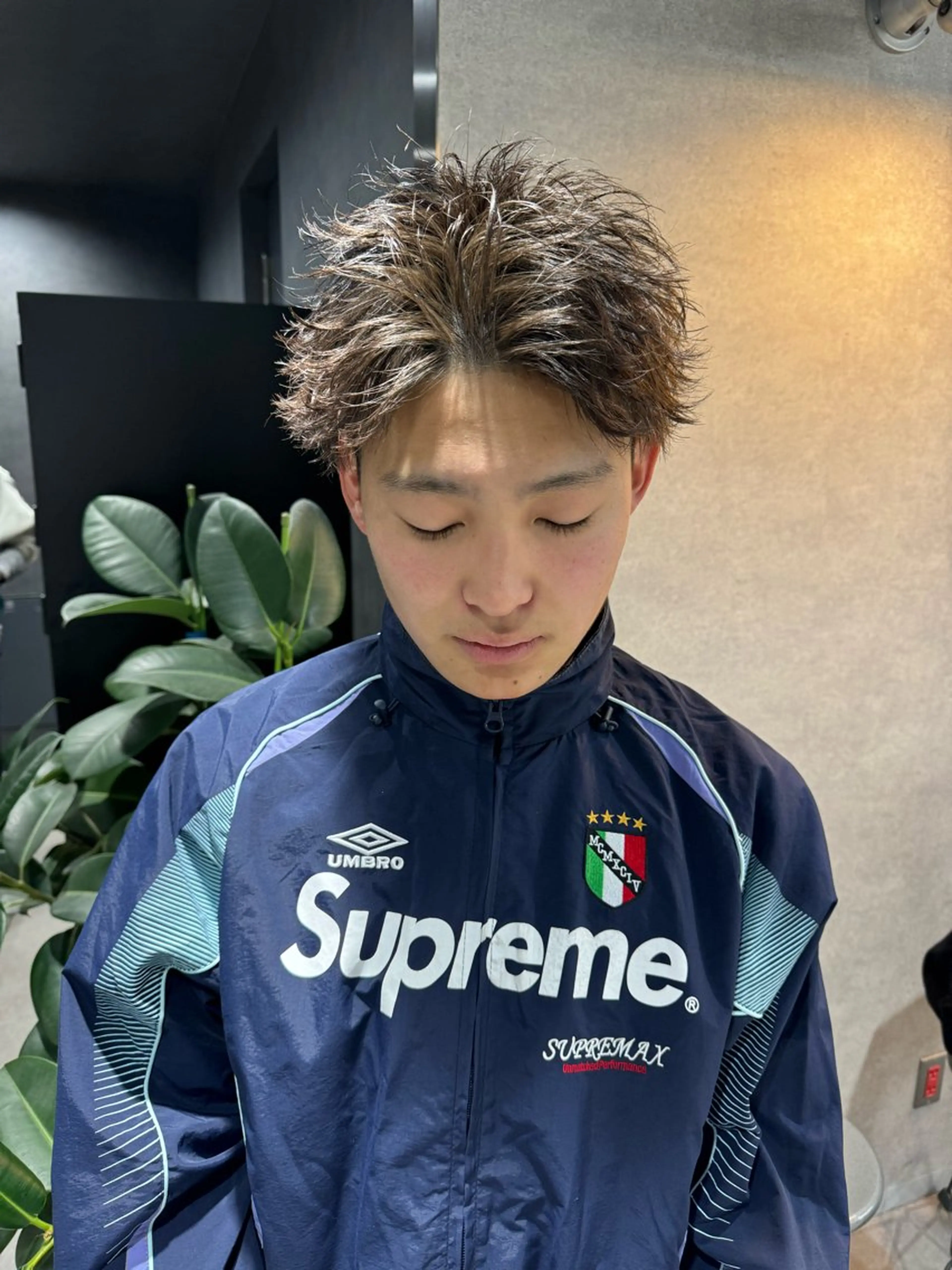 ショート カラー パーマ ヘアアレンジ メンズ メンズブリーチ センターパート メンズハイライト メンズハイトーン マッシュ スパイキー/フェザー /波巻き/かいとのヘアスタイル