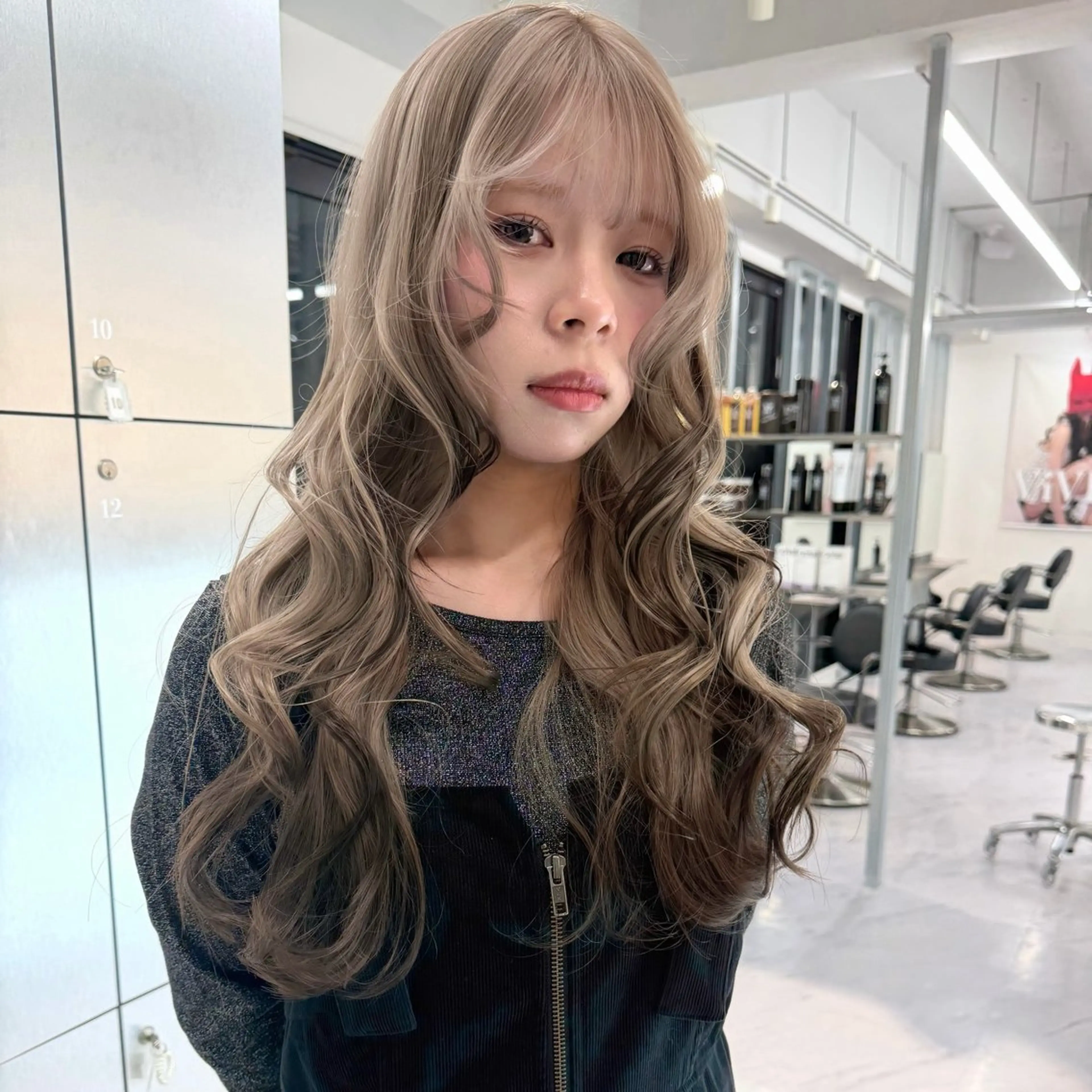 ロング カラー ベージュカラー ブリーチ ケアブリーチ デザインカラー ダブルカラー カット ヘアカラー トリートメント TATSUブリーチ/ ミルクティーベージュのヘアスタイル