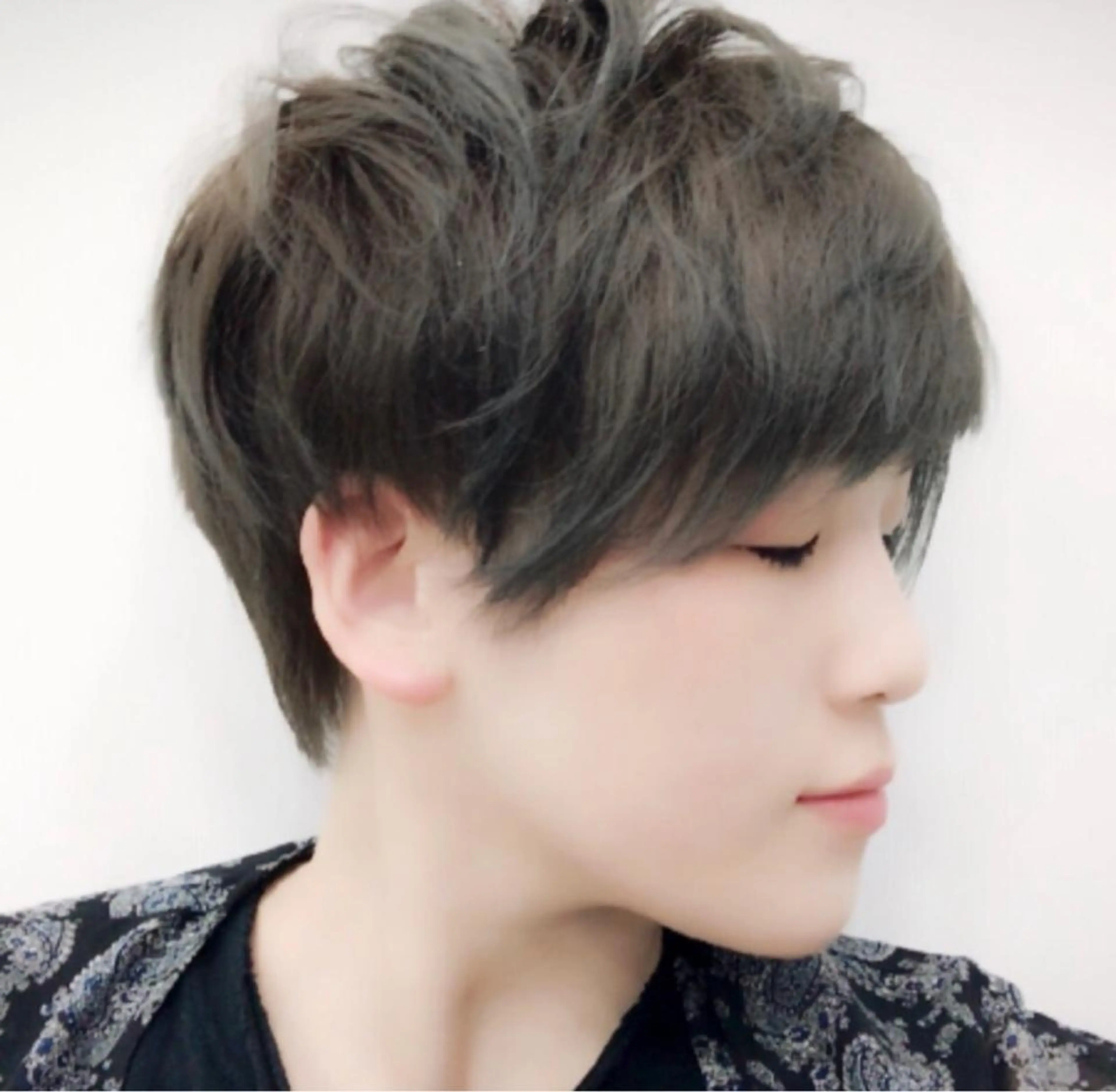 ショート カラー グレージュ オリーブグレージュ オリーブグレー ショートヘア 佐山 聖玲奈のヘアスタイル