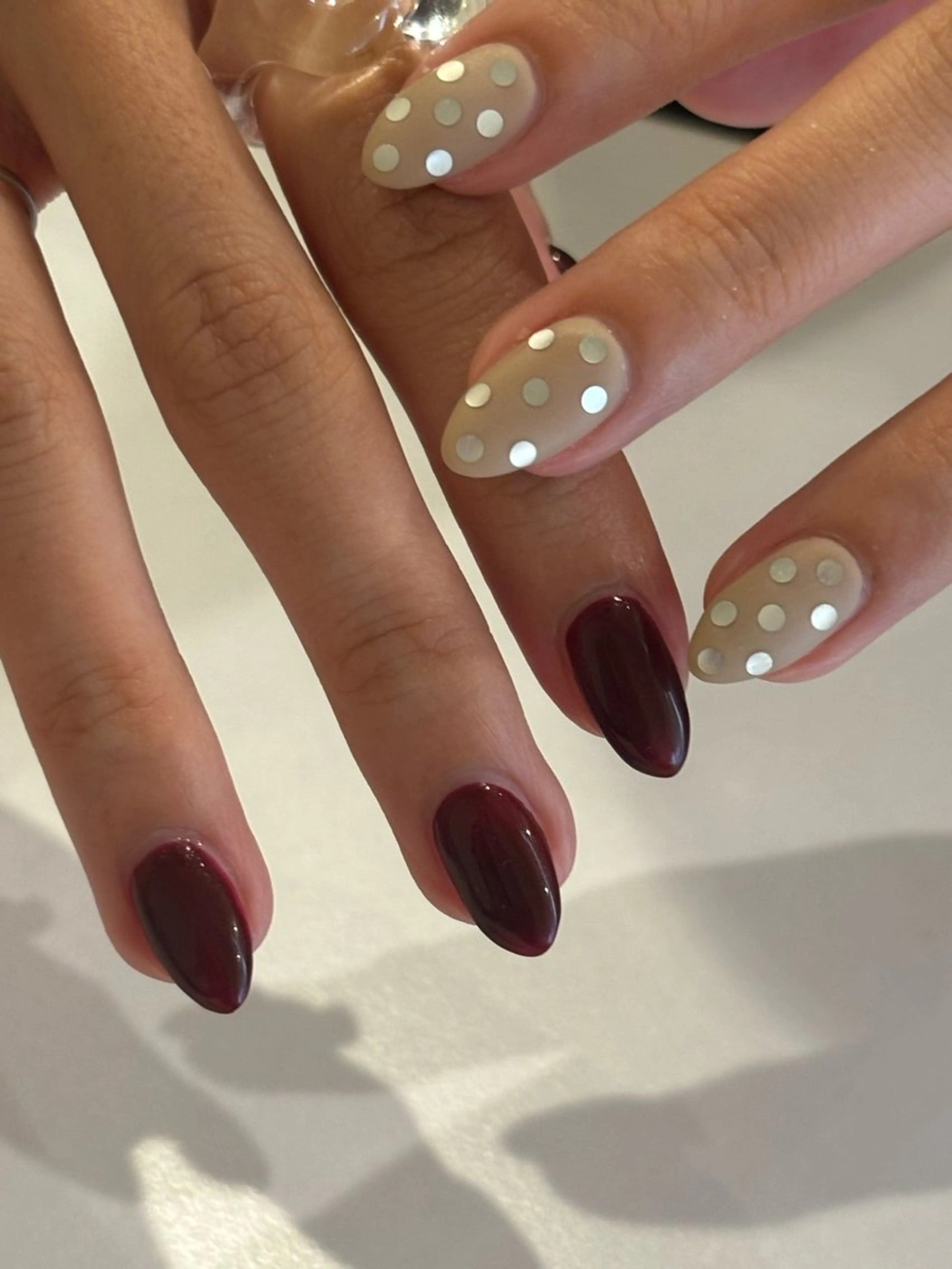 ネイル ボルドー ドット マットネイル ハンドネイル Ann. nail.tokyo所属・Ann nailのネイルデザイン