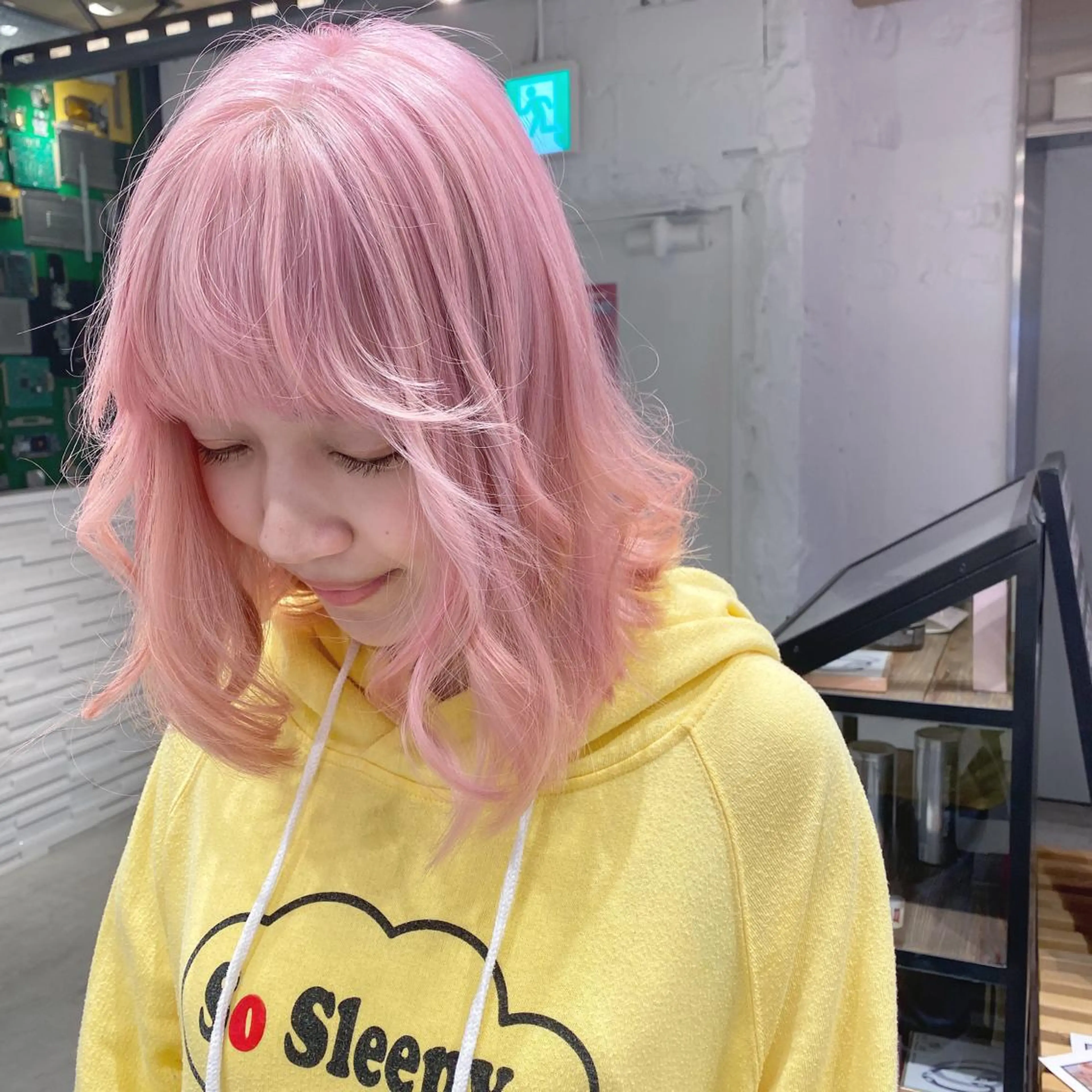 セミロング カラー ピンクカラー ホワイトピンク ORIKA 美容室のヘアスタイル