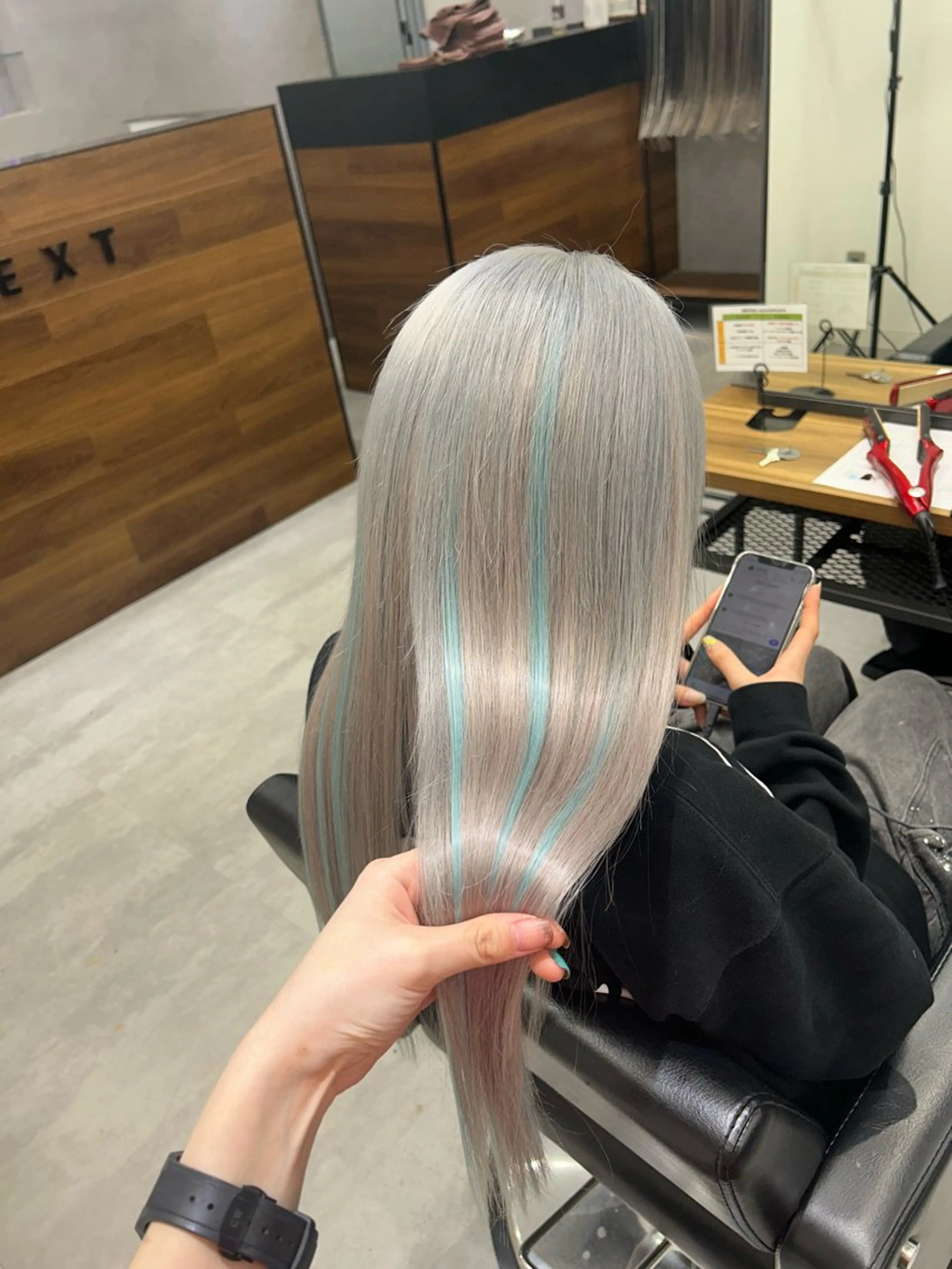 ロング カラー ハイライトカラー シルバー ボブ エクステ ハイライト ヘアカラー トリートメント エクステ ENA💗NEXT /ハイトーンエクステのヘアスタイル