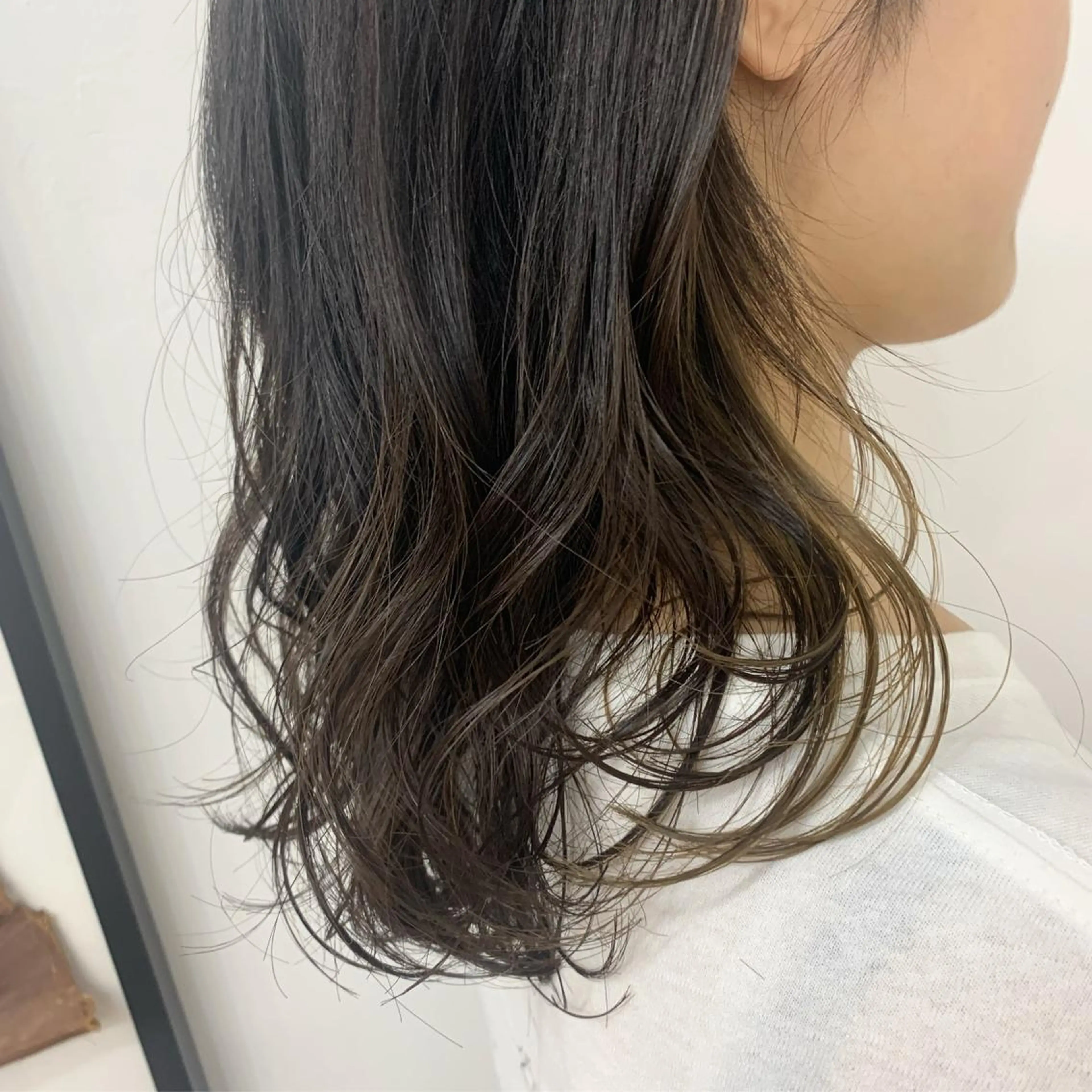 ミディアム カラー イヤリングカラー グラデーションカラー ヘアカラー トリートメント chama レイヤーカットのヘアスタイル