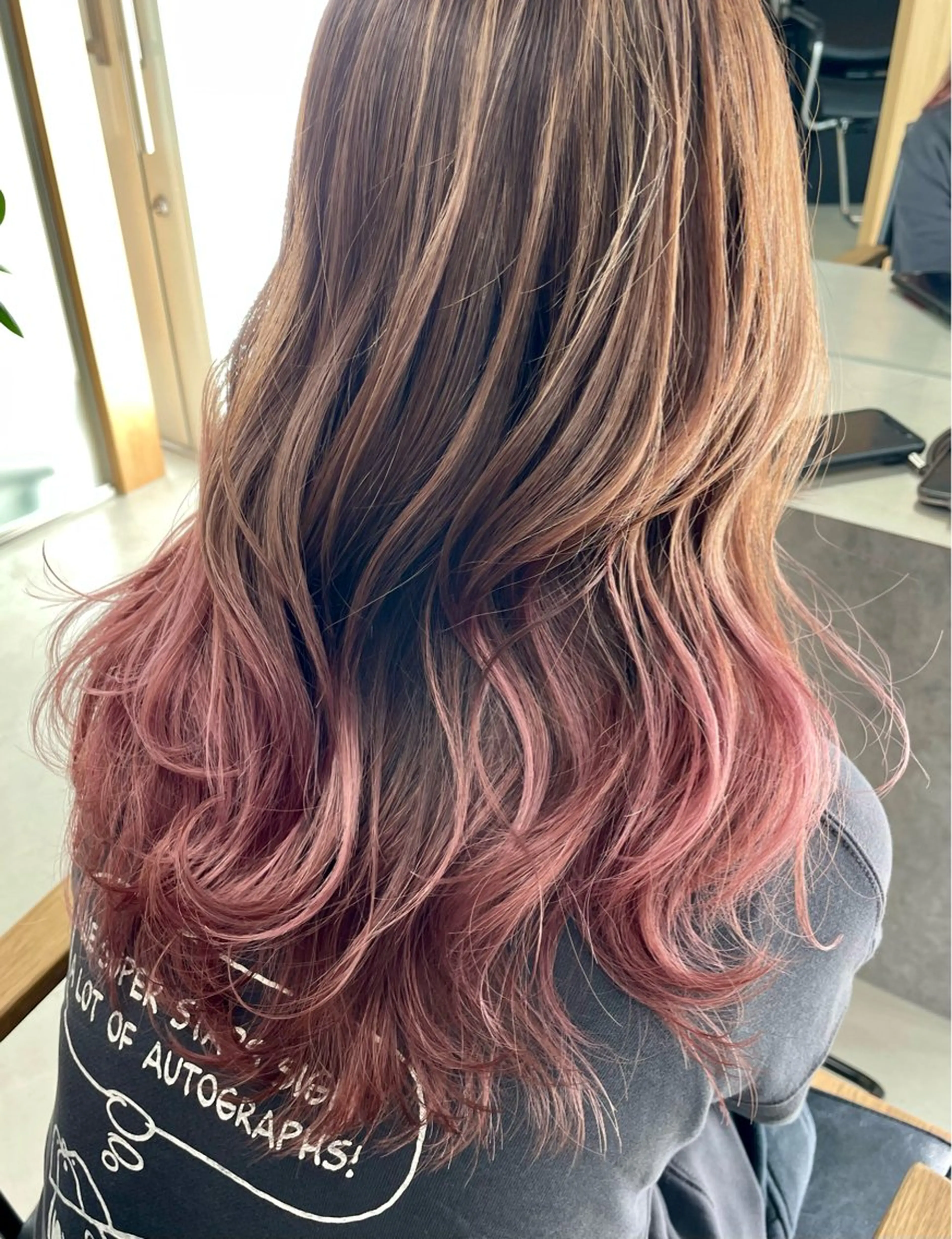 ミディアム カラー ベージュカラー ブリーチ オレンジ オレンジベージュ ピンクカラー 錦 茉李のヘアスタイル