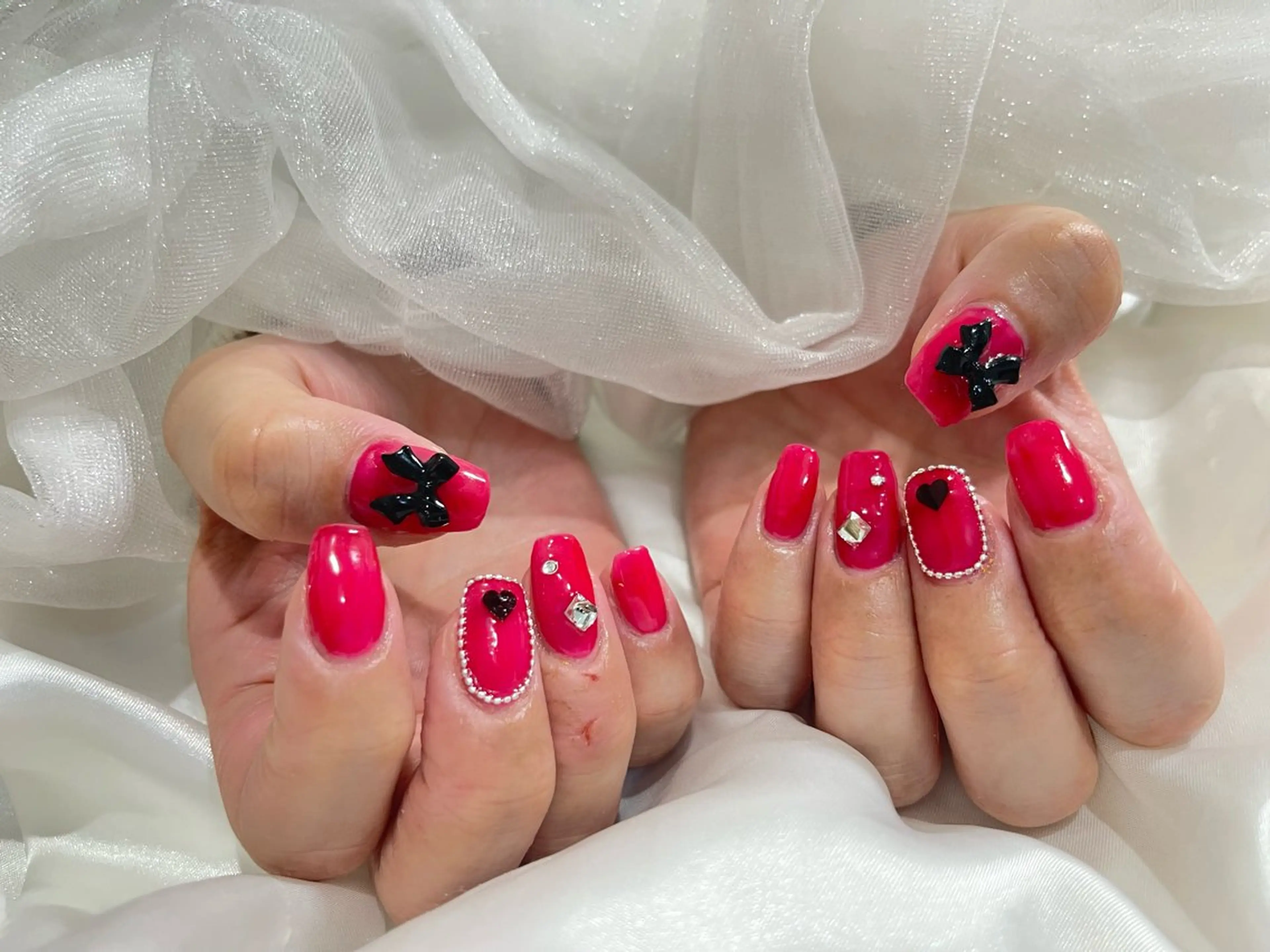 ネイル 赤色 リボン Lutena💅🏽 伊藤のマツエク・マツパデザイン