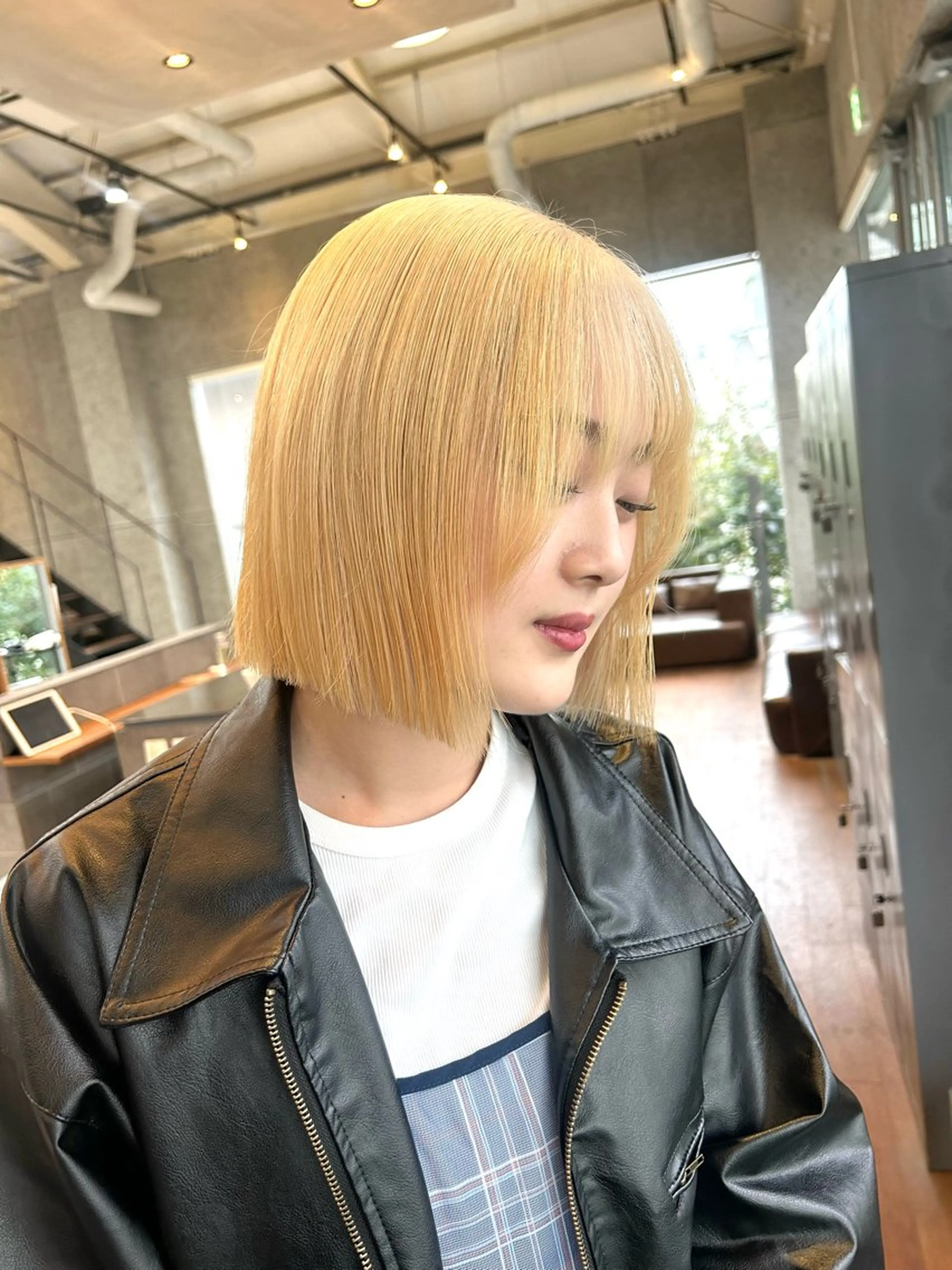 ショート カラー 抜きっぱなしブロンド 光透け髪🫧 moekaのヘアスタイル
