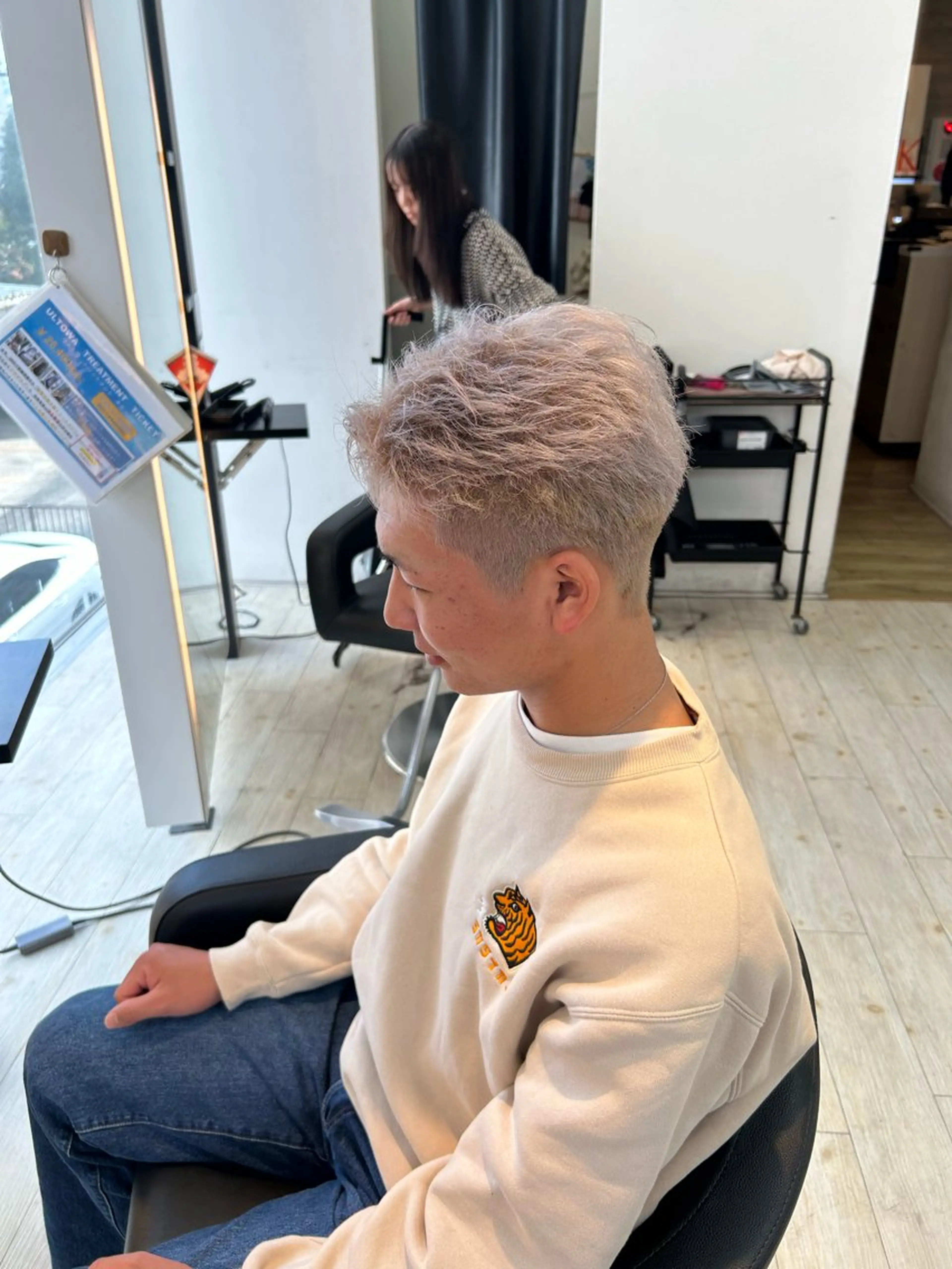 カラー メンズ メンズブリーチ ブリーチ シルバー ホワイトシルバー カット ヘアカラー トリートメント 有働由良／ハイトーン ／韓国メンズヘアのヘアスタイル