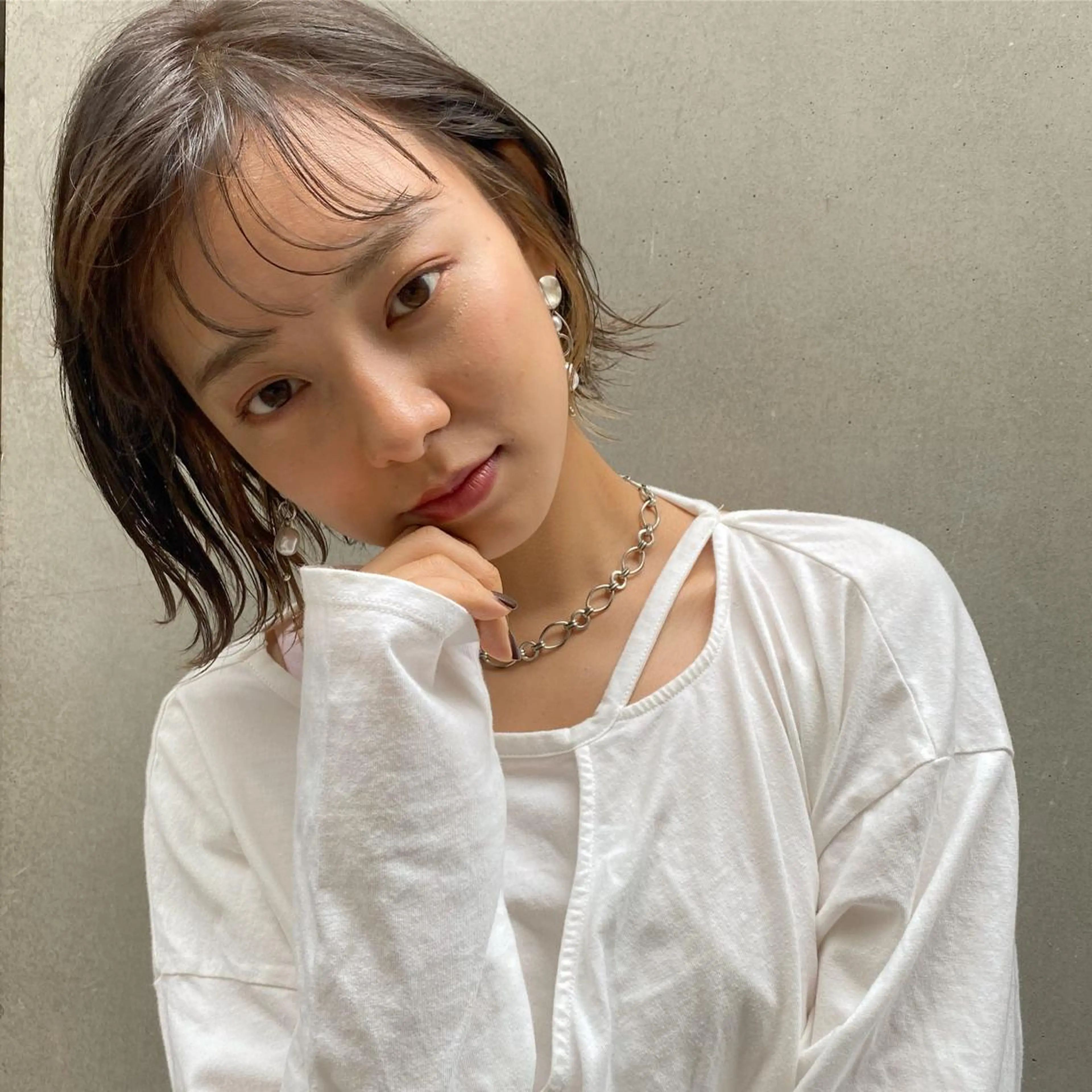 ミディアム プレイングカラー🤍 細めハイライトのヘアスタイル