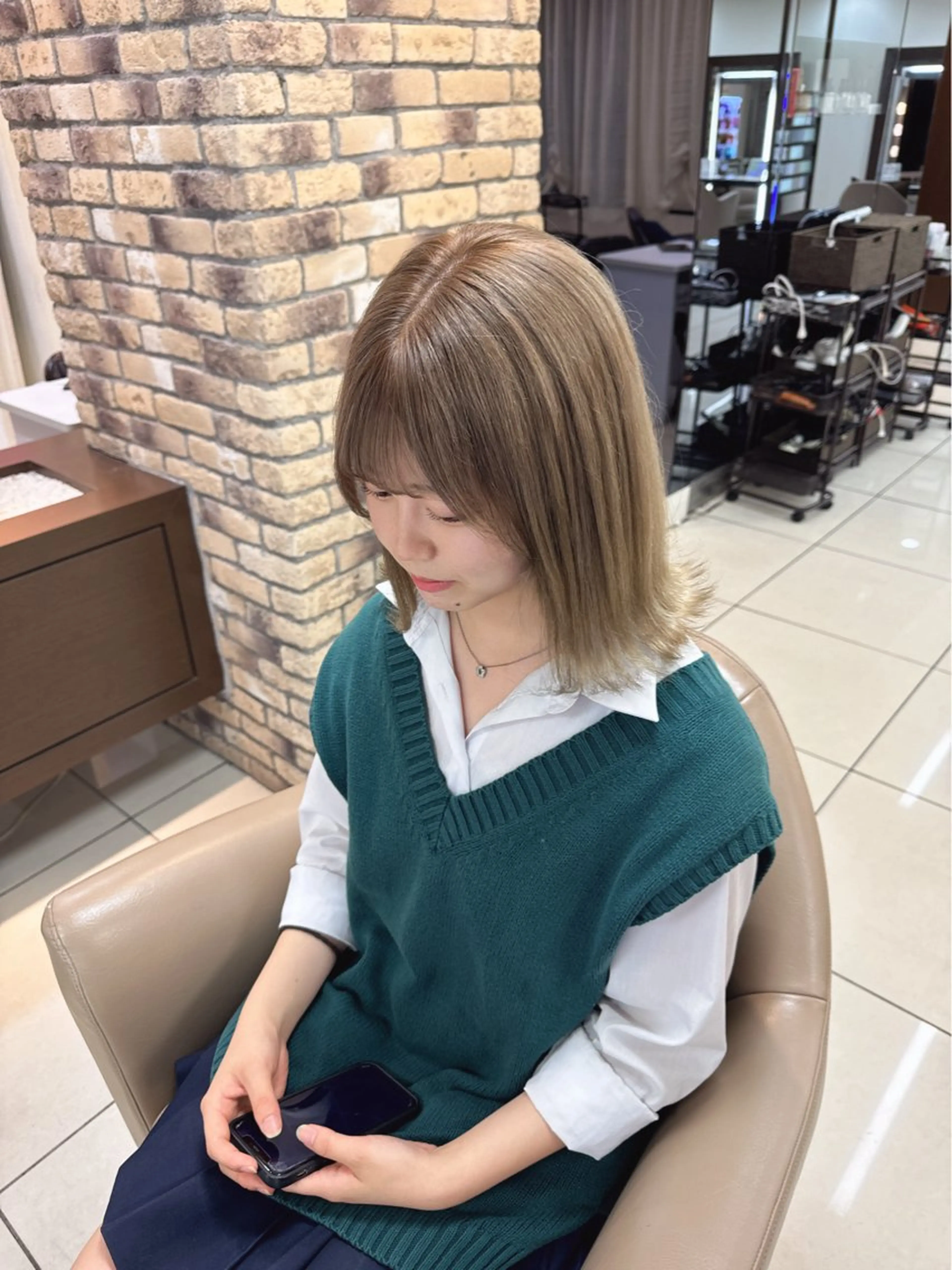 ミディアム カラー ヘアカラー ラウンドマッシュシャ ドウニュアンスパーマのヘアスタイル