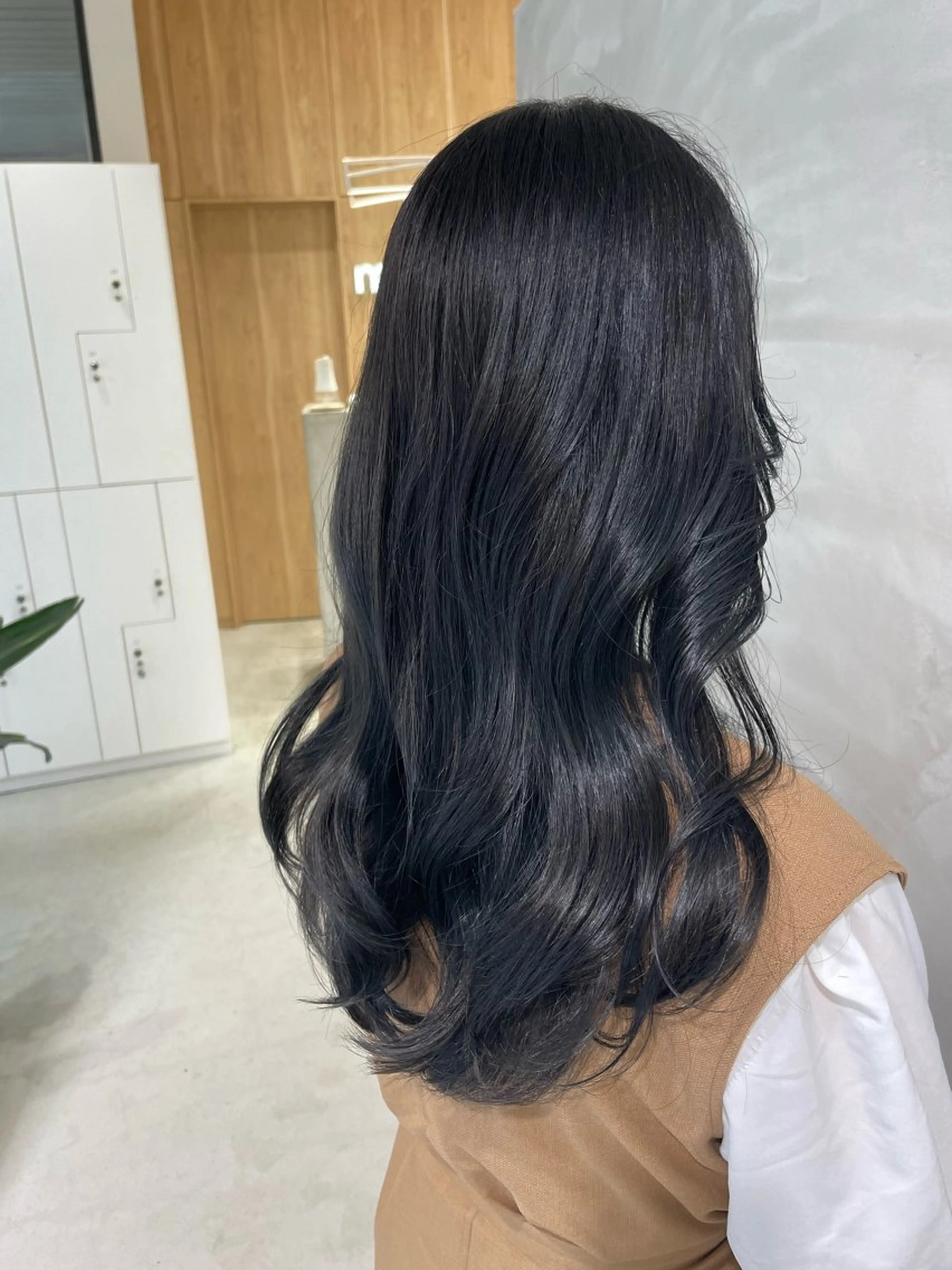 ロング カラー 黒髪 ブリーチ ブルーカラー ブルーブラック ブリーチなしカラー ヘアカラー 半個室女性salon 🩰Natsumiのヘアスタイル