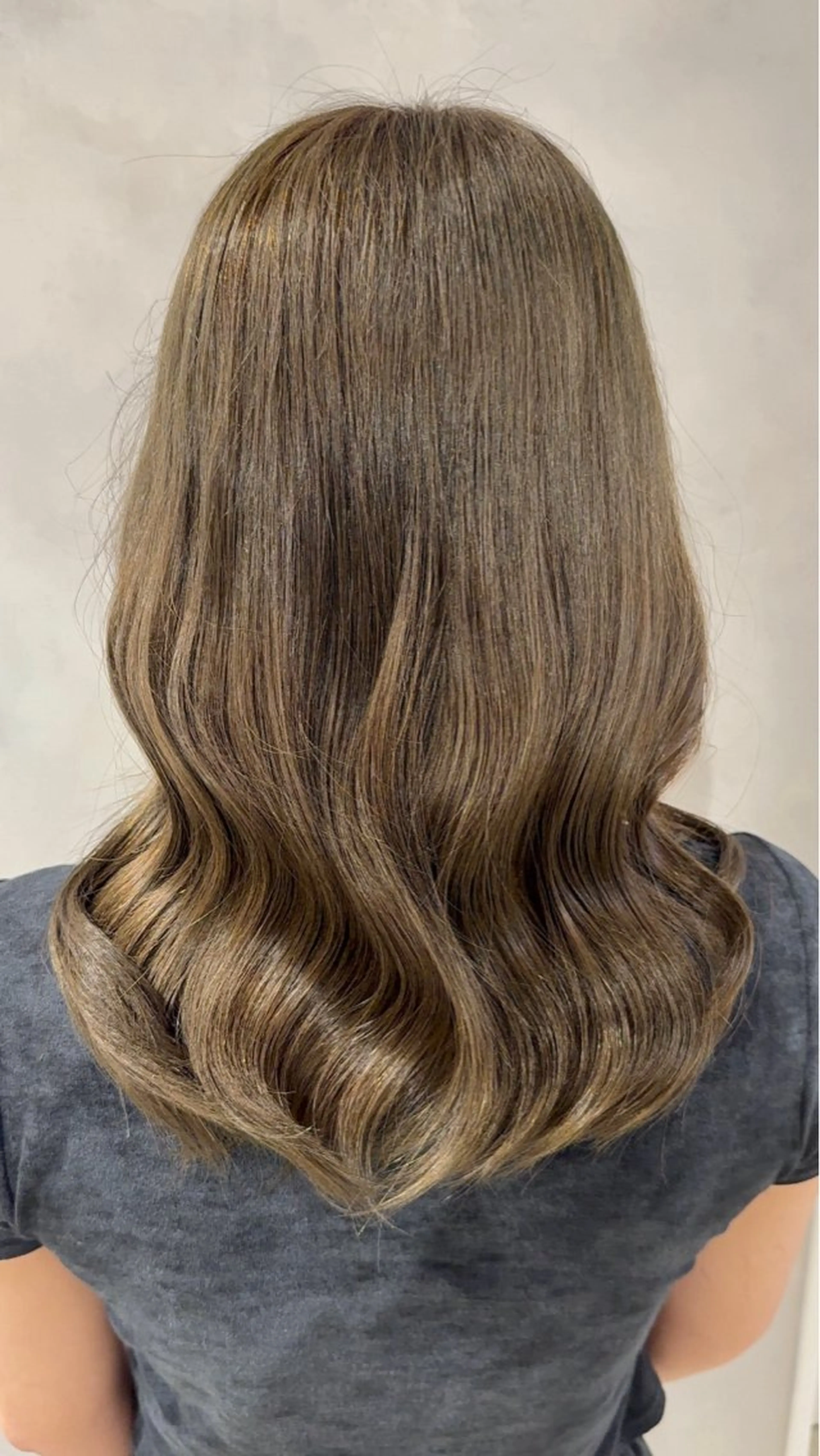 セミロング カラー ひろせ ちかなのヘアスタイル