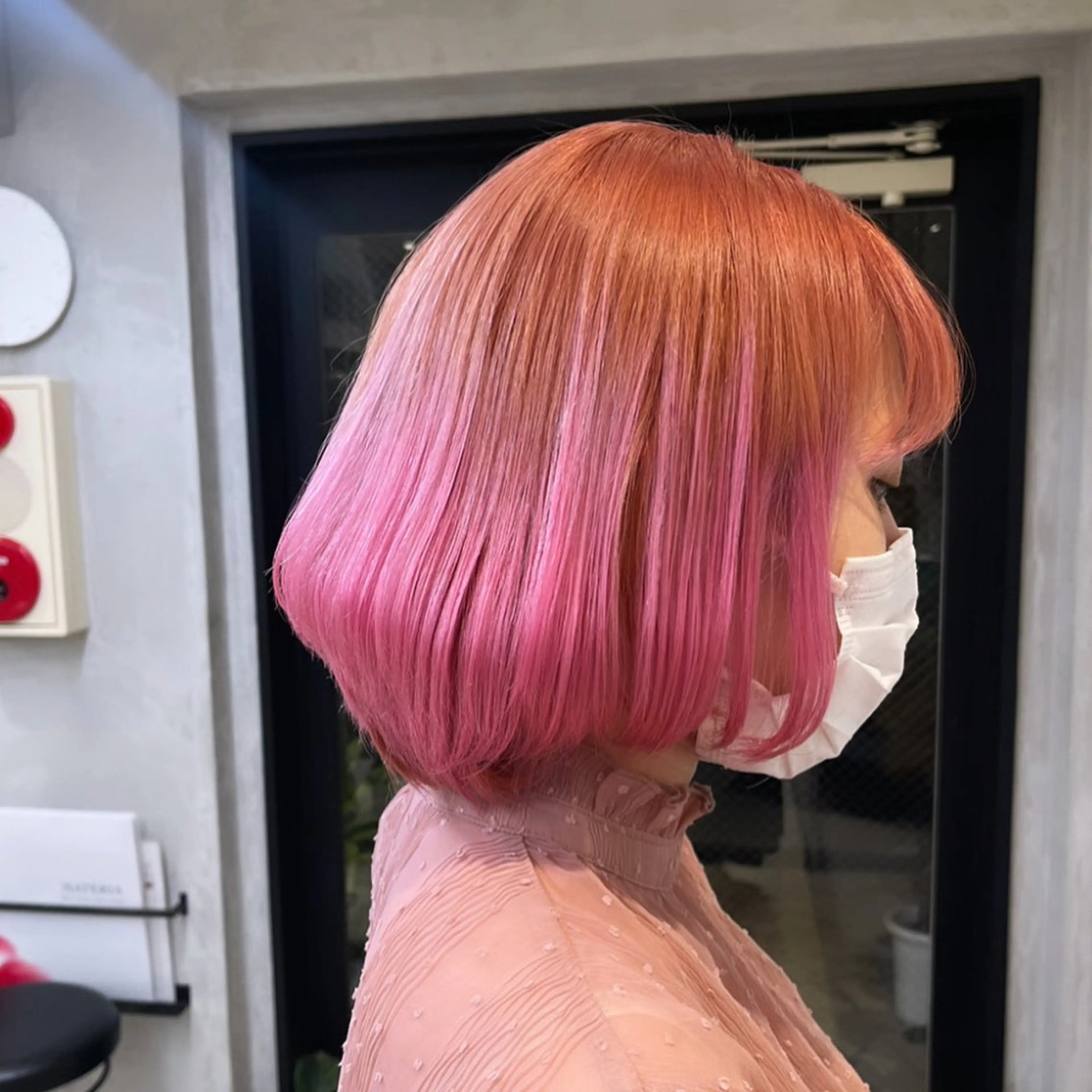ショート カラー ベージュカラー ハイトーンカラー ピンクカラー ピンクベージュ ヘアカラー トリートメント ヘッドスパ ヘアセット カジュアルを女っぽく 𝗮𝘆𝗮𝗰𝗼のヘアスタイル