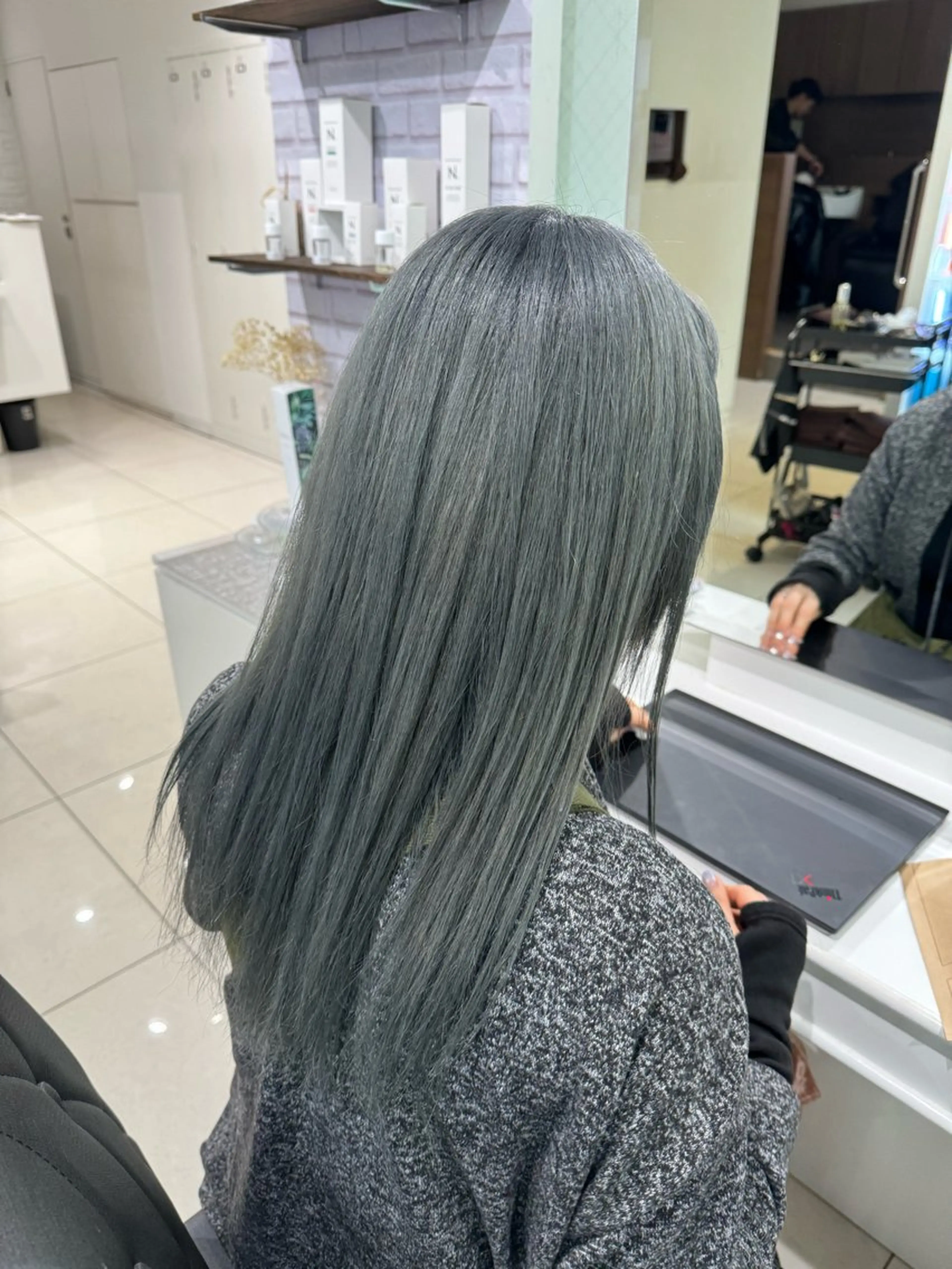 ロング カラー ブルーカラー イルミナカラー シルバー カット ヘアカラー トリートメント 【デザインカラー】 粥川佳日望のヘアスタイル
