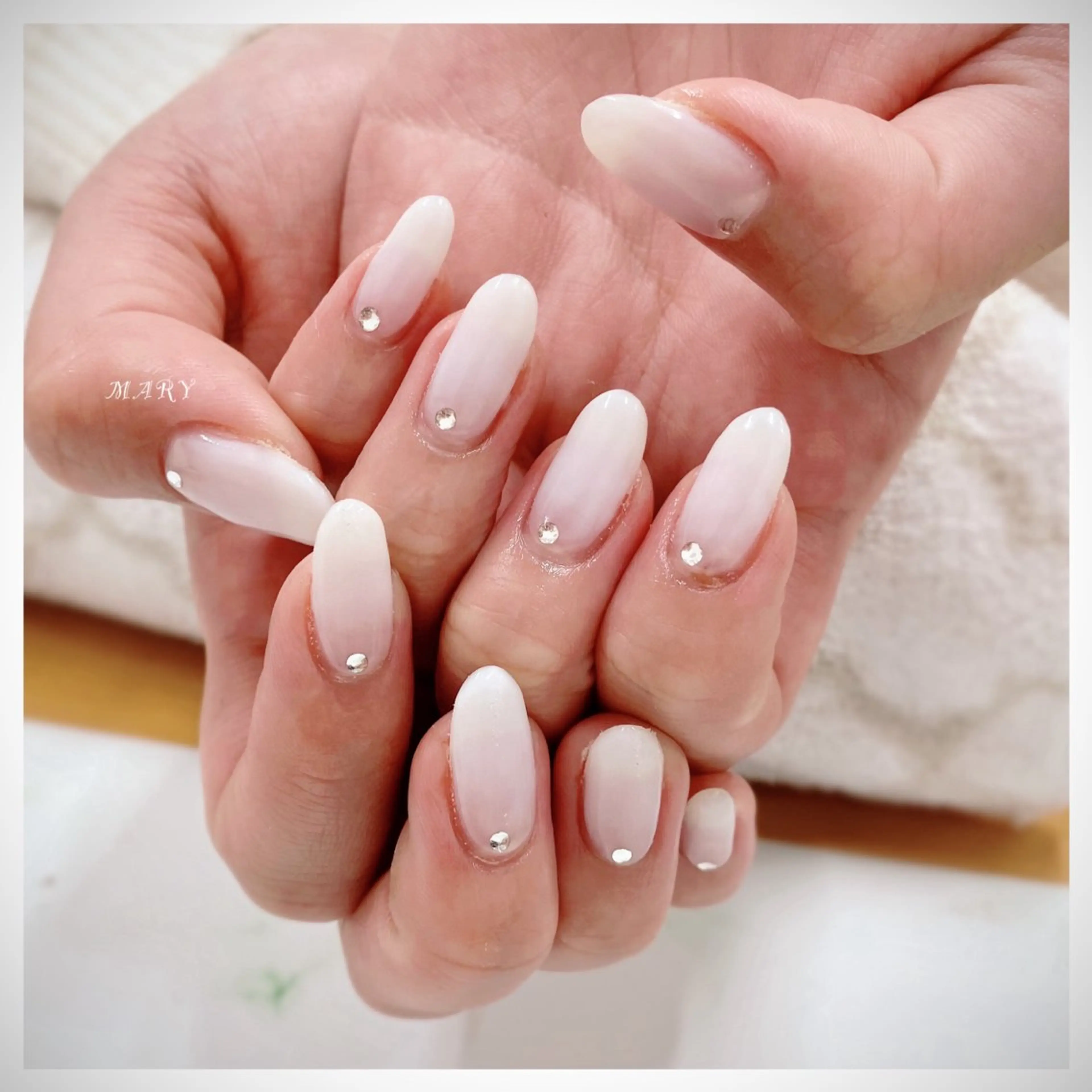 ネイル グラデーション ニュアンスネイル ワンカラーネイル シンプルネイル ホワイト ハンドネイル Mary nail所属・Mary nail .narumiのネイルデザイン
