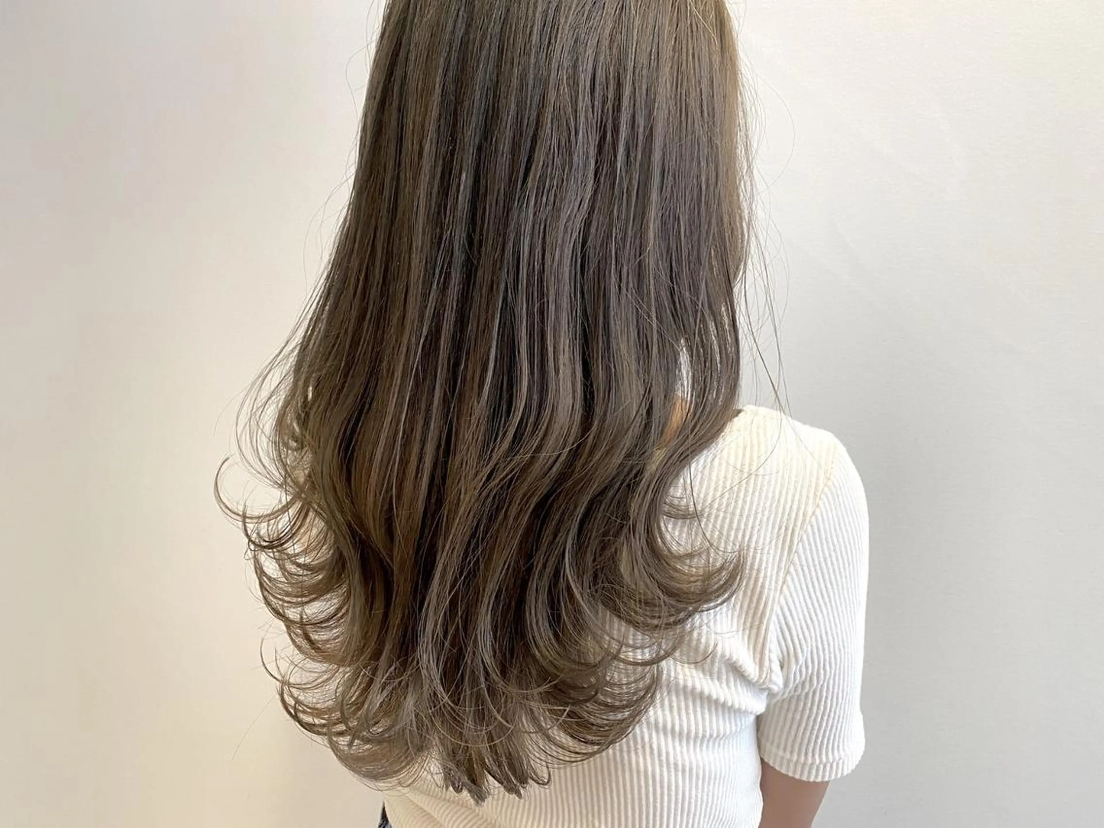 ミディアム カラー パーマ ヘアアレンジ シールエクステ アッシュ バレイヤージュ ベージュカラー ブリーチ L. OSAKAのヘアスタイル