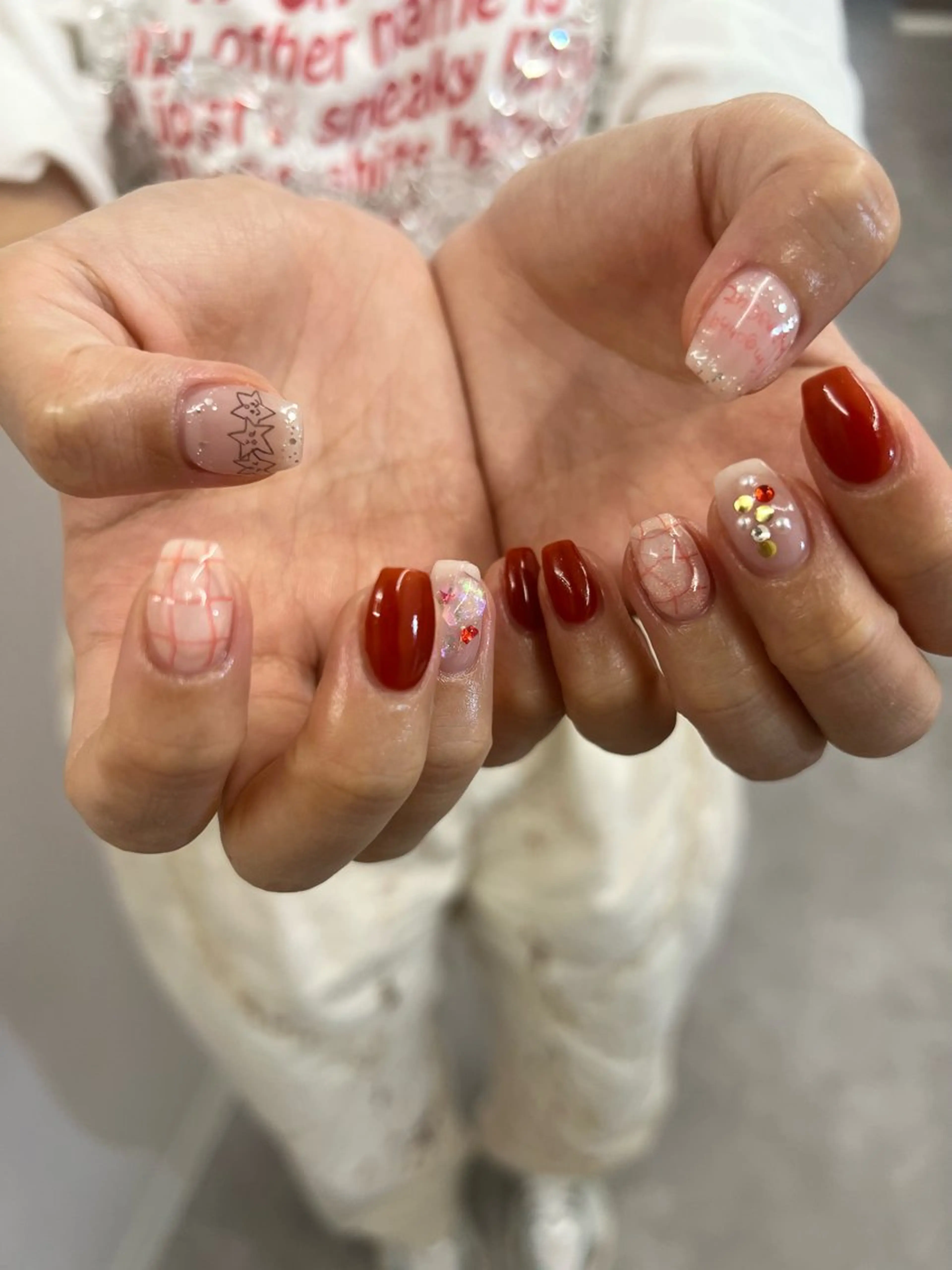ネイル ジェルネイル マグネットネイル ニュアンスネイル パラジェル 赤色 ハンドネイル ハンドケア Bana_ Nailのネイルデザイン