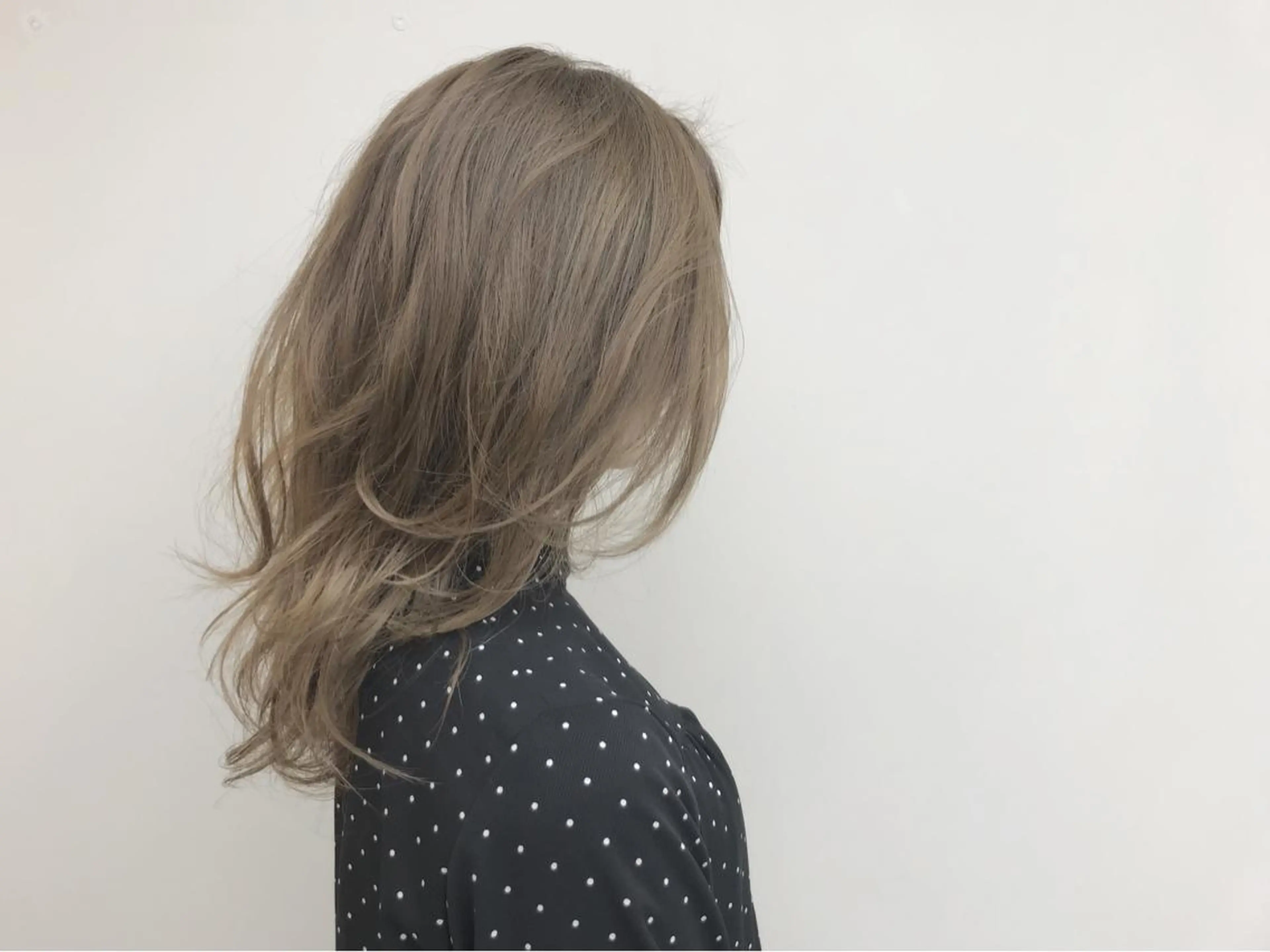 ミディアム カラー アッシュ ベージュカラー ブリーチ ヘアカラー トリートメント AILEE所属・ウルフカット レイヤーカット上柿のヘアスタイル