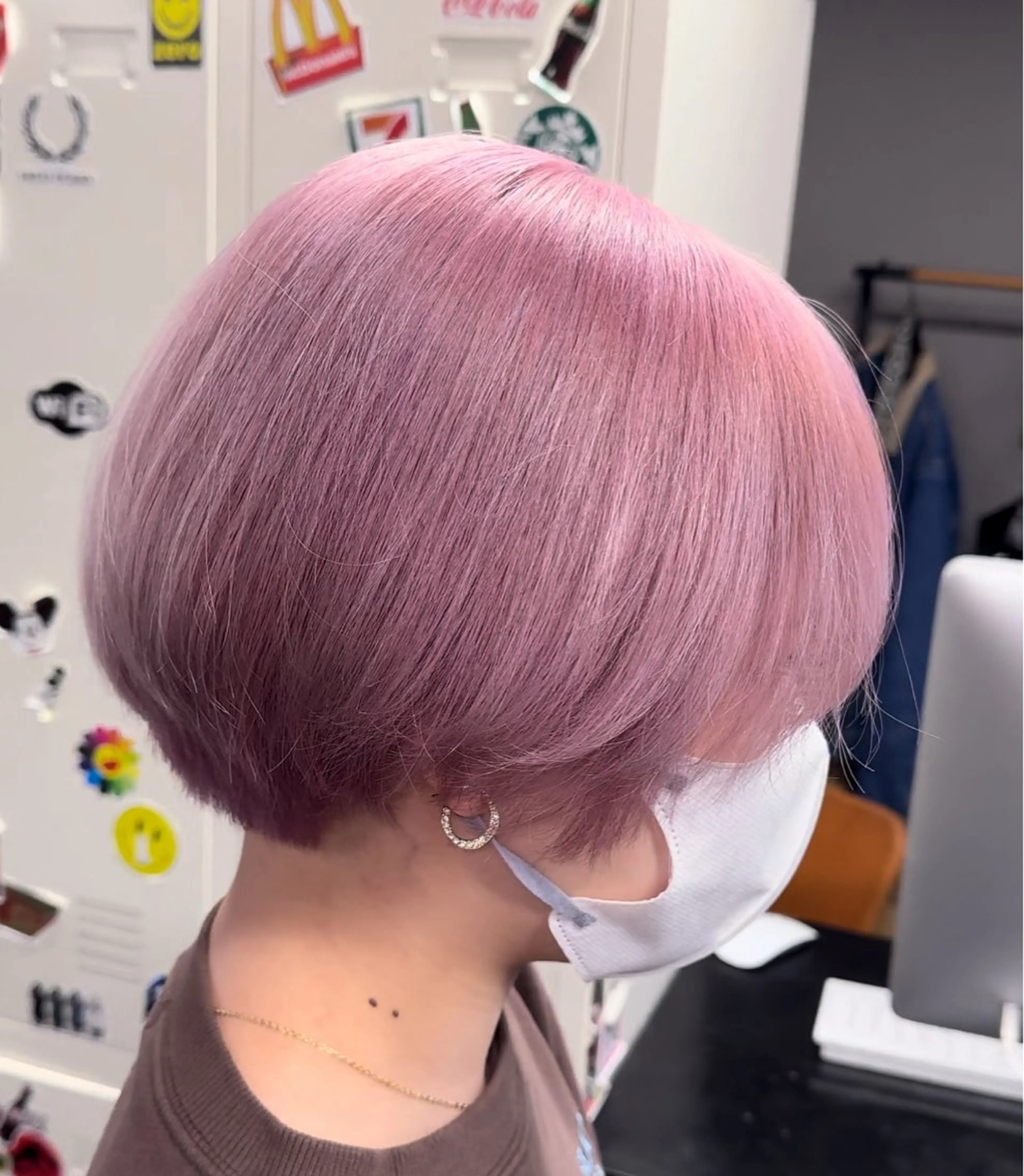 ショート カラー ヘアアレンジ ヘアカラー ホワイトカラー/ ピンクベージュにったのヘアスタイル