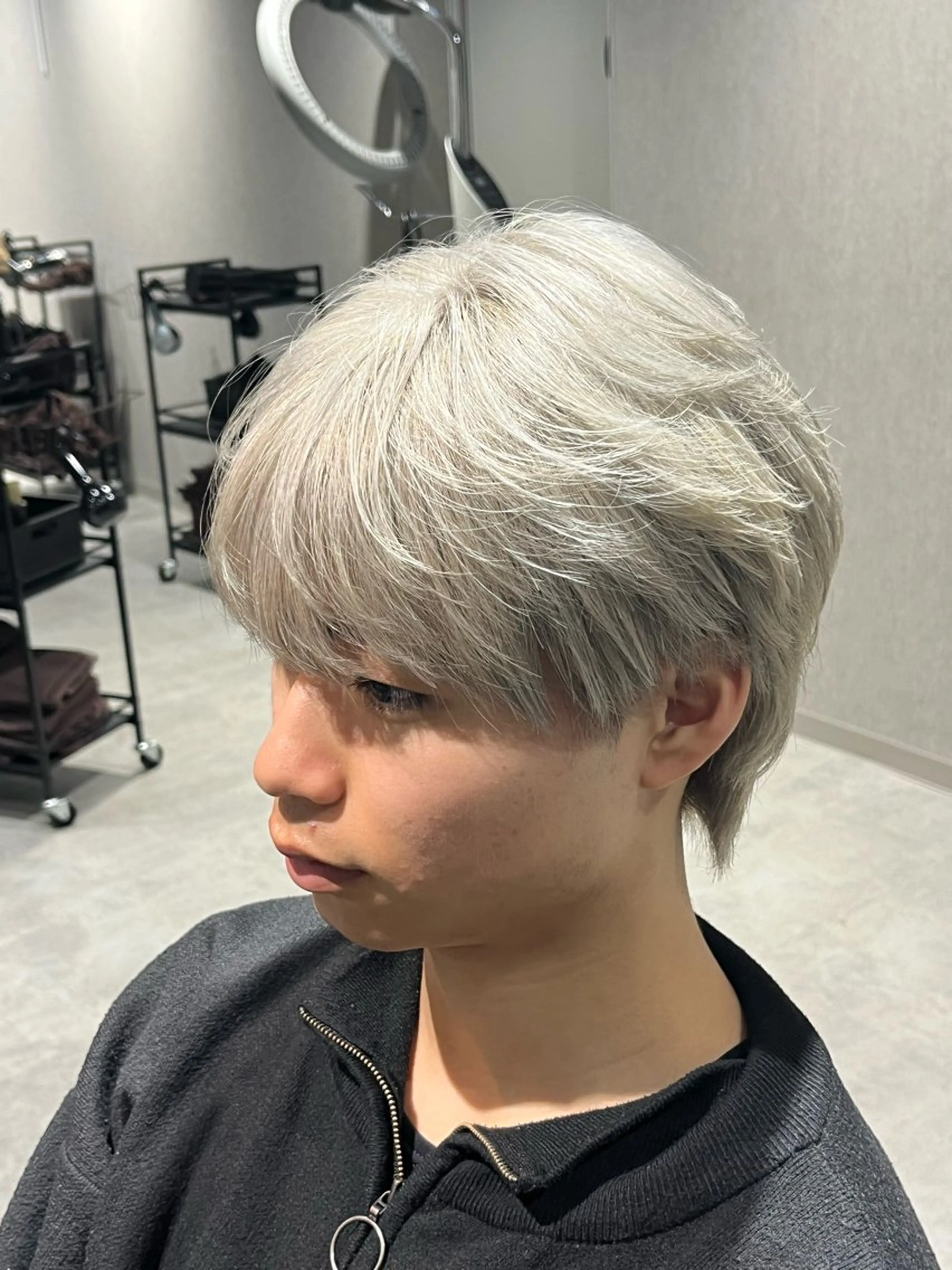 ショート カラー メンズ マッシュ シルバー ホワイトシルバー ショートヘア カット ヘアカラー トリートメント メンズ縮毛矯正🦊ハ イトーン　RYOKAのヘアスタイル