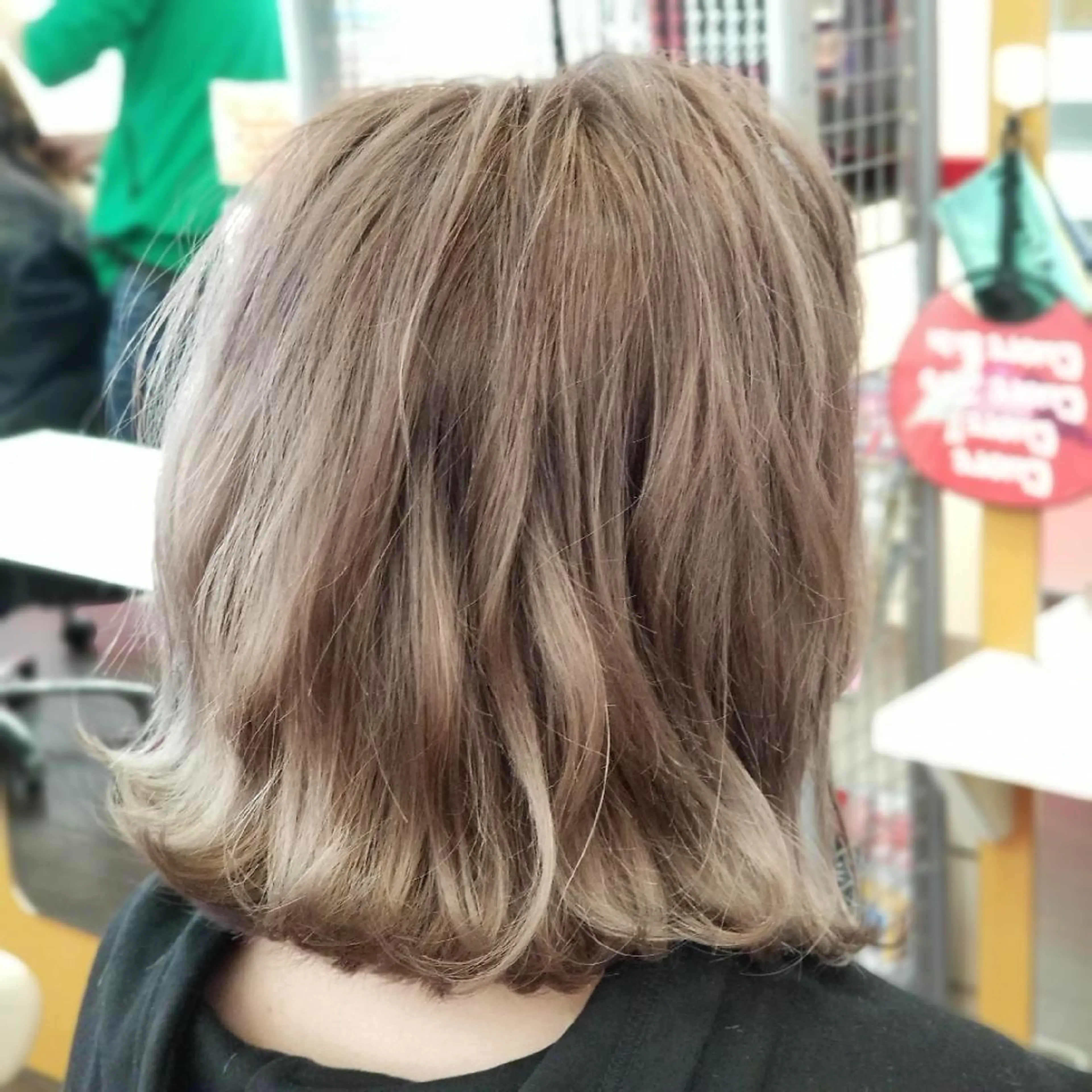 カラー ミディアム ベージュカラー ブリーチ 外ハネヘア カット ヘアカラー 植田 修平/エクステ /髪質改善カラーのヘアスタイル
