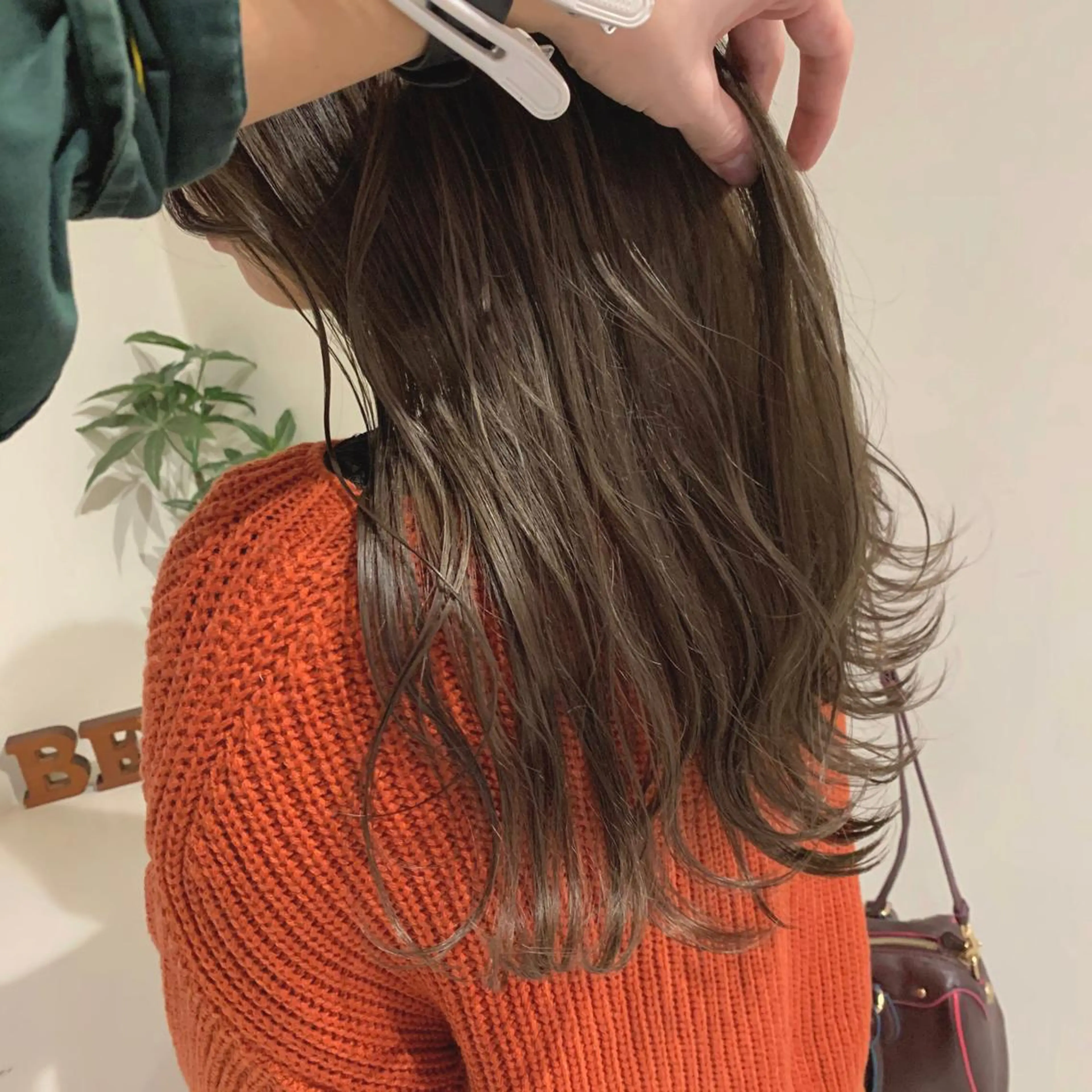 セミロング カラー ベージュカラー ブリーチ 透明感カラー ミルクティーベージュ 清水 亮太/赤み消しカラーのヘアスタイル