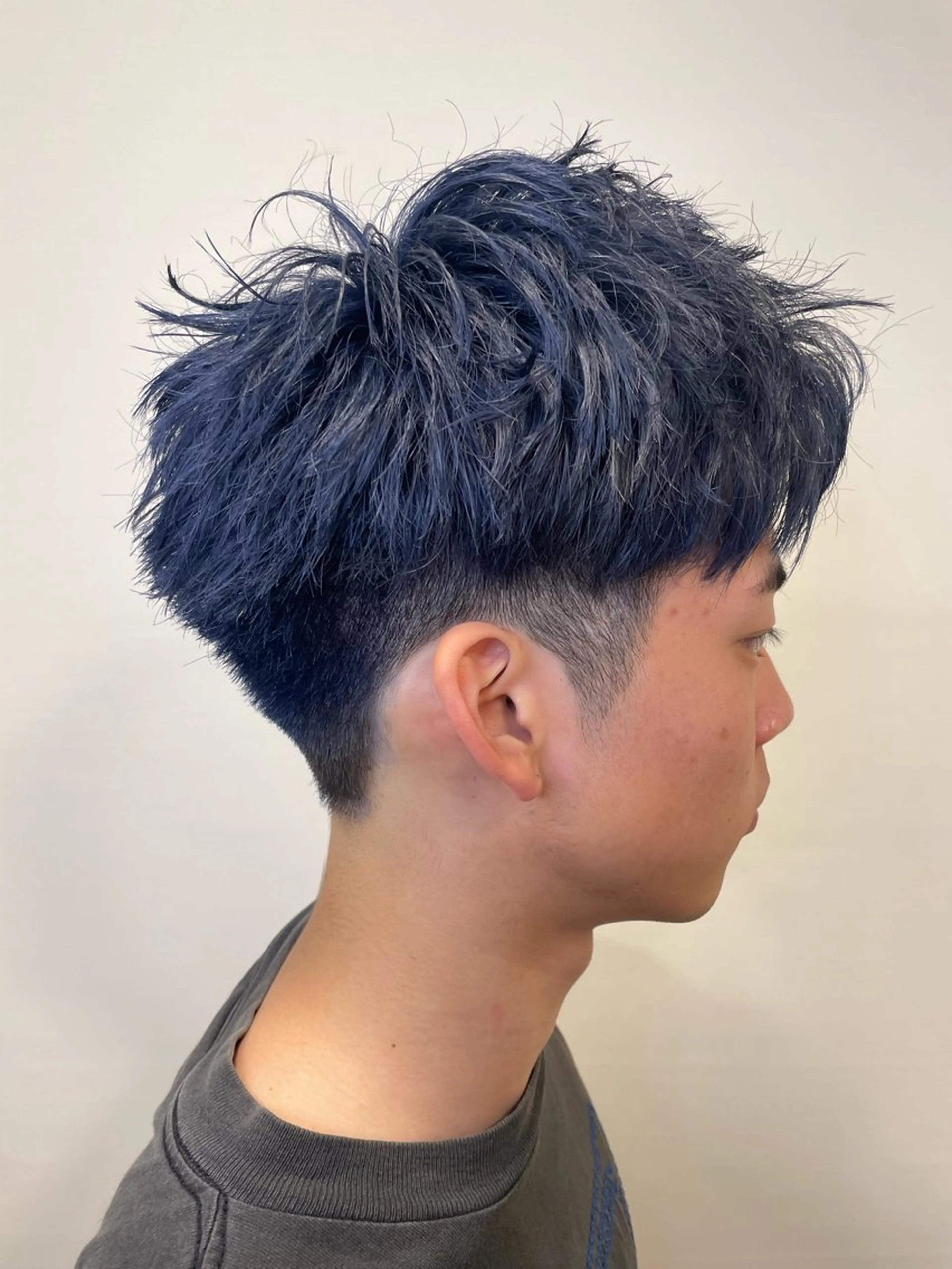 ショート カラー メンズ メンズブリーチ ブリーチ ブルーカラー ブルーパープル パープルカラー 井上 悠人のヘアスタイル