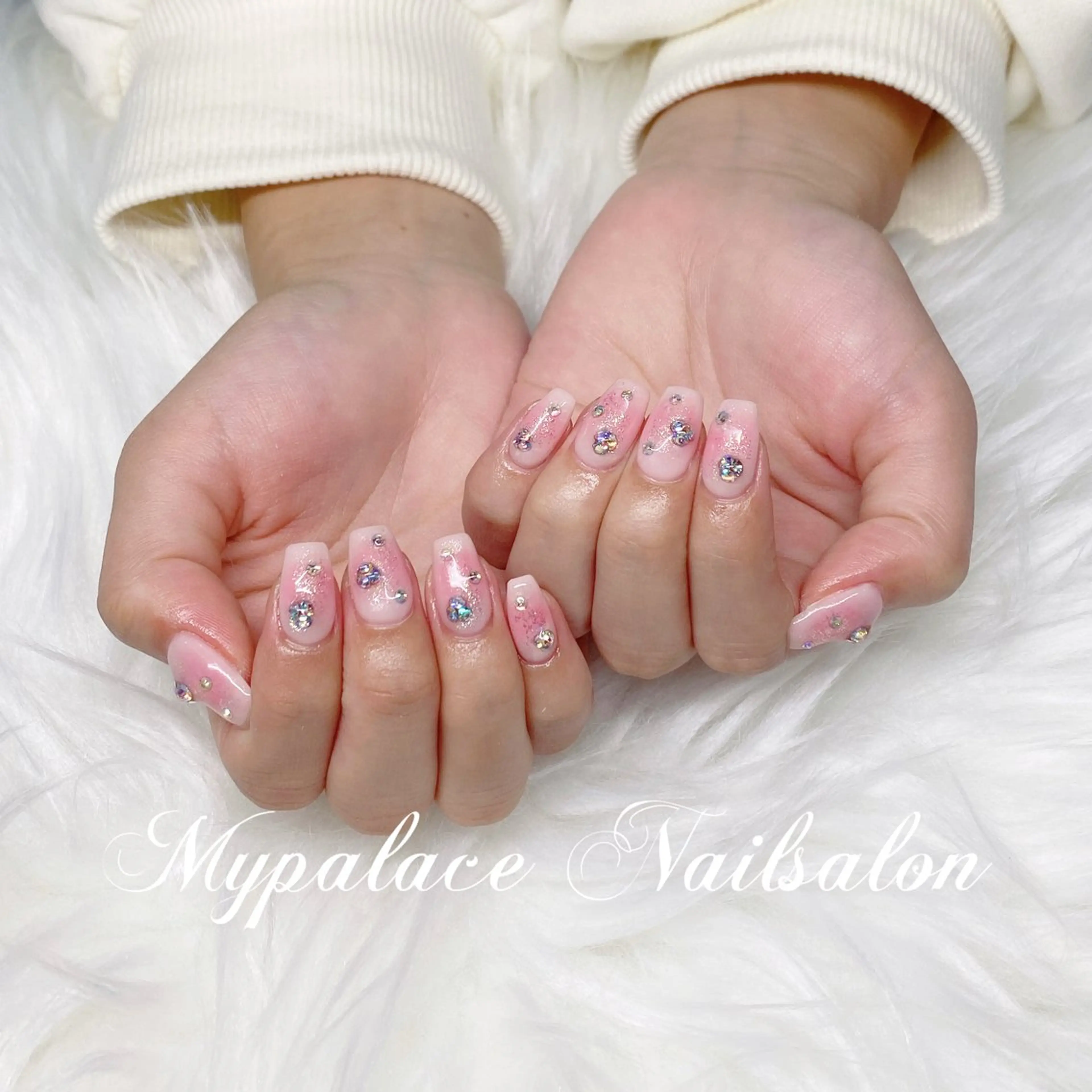 ネイル オーロラネイル チークネイル ラメ(グリッター) ピンク ストーンネイル ハンドネイル Yuis Nailスカルプ専門のネイルデザイン