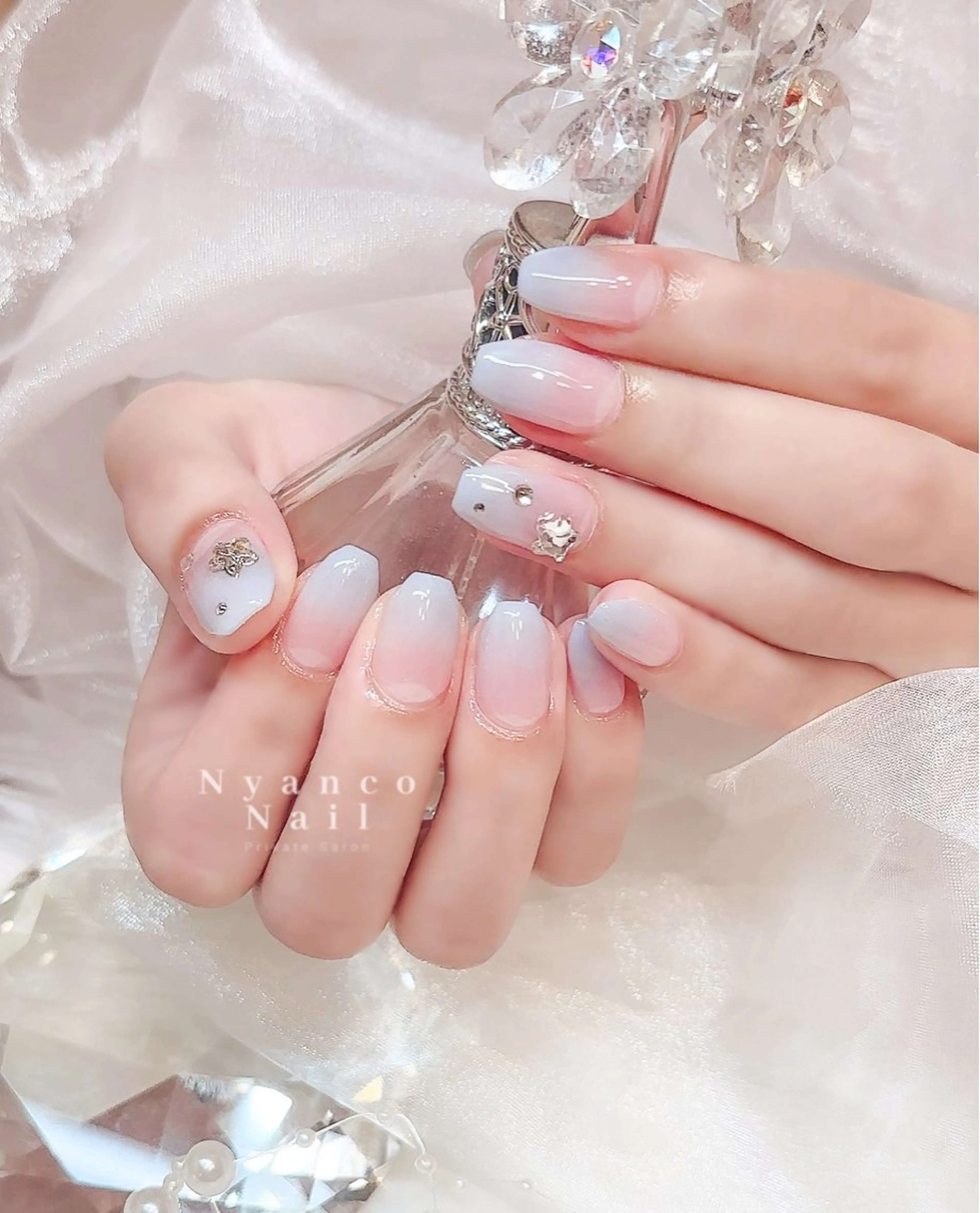 ネイル ジェルネイル グラデーション 氷ネイル・うるうるネイル キラキラネイル 水色 Nyanco Nailのネイルデザイン