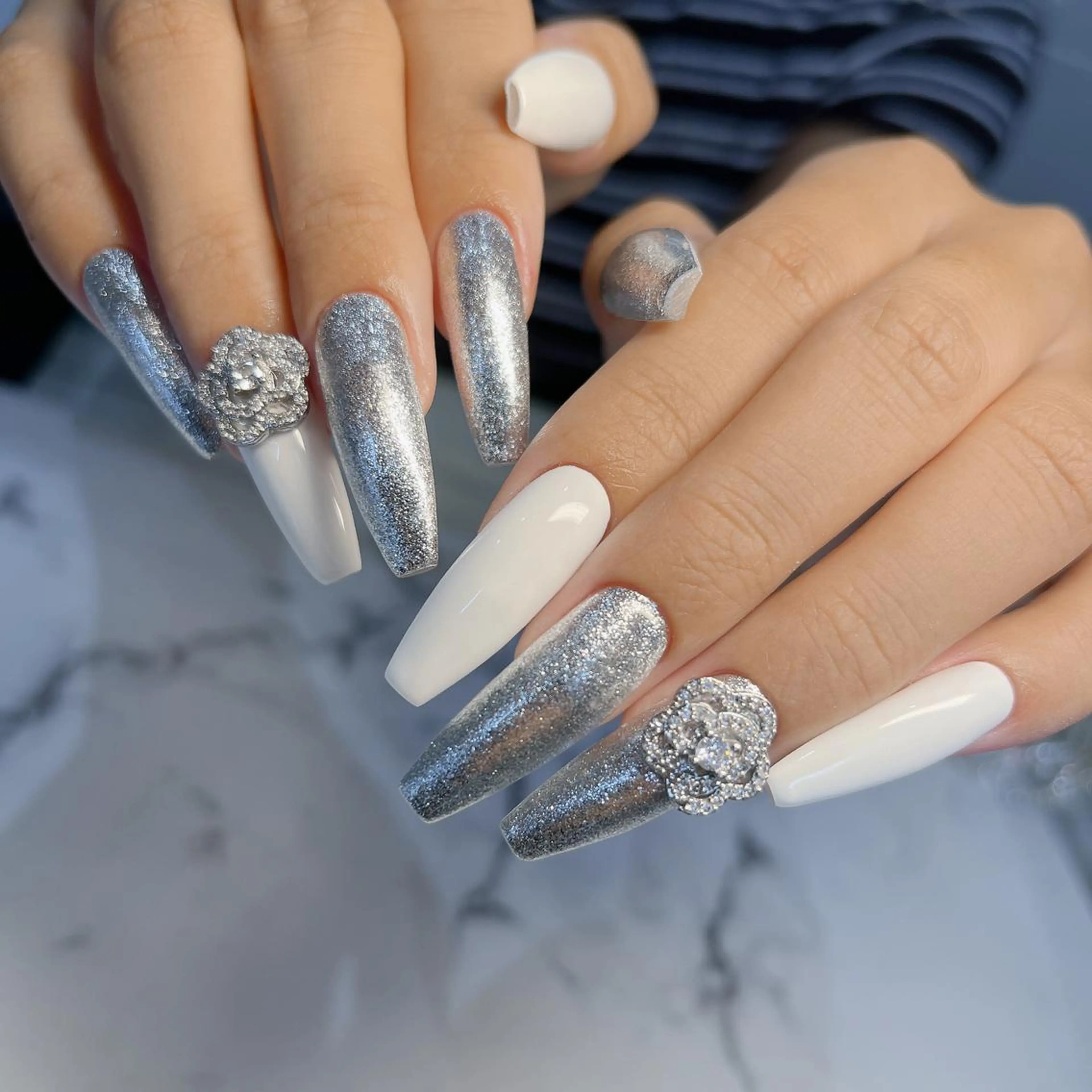 ネイル フットネイル フレンチネイル ジェルネイル ラメ(グリッター) ラメグラデーション ハンドネイル NEO Beauty Salon所属・𝐍𝐄𝐎 𝐉𝐔𝐑𝐈のネイルデザイン