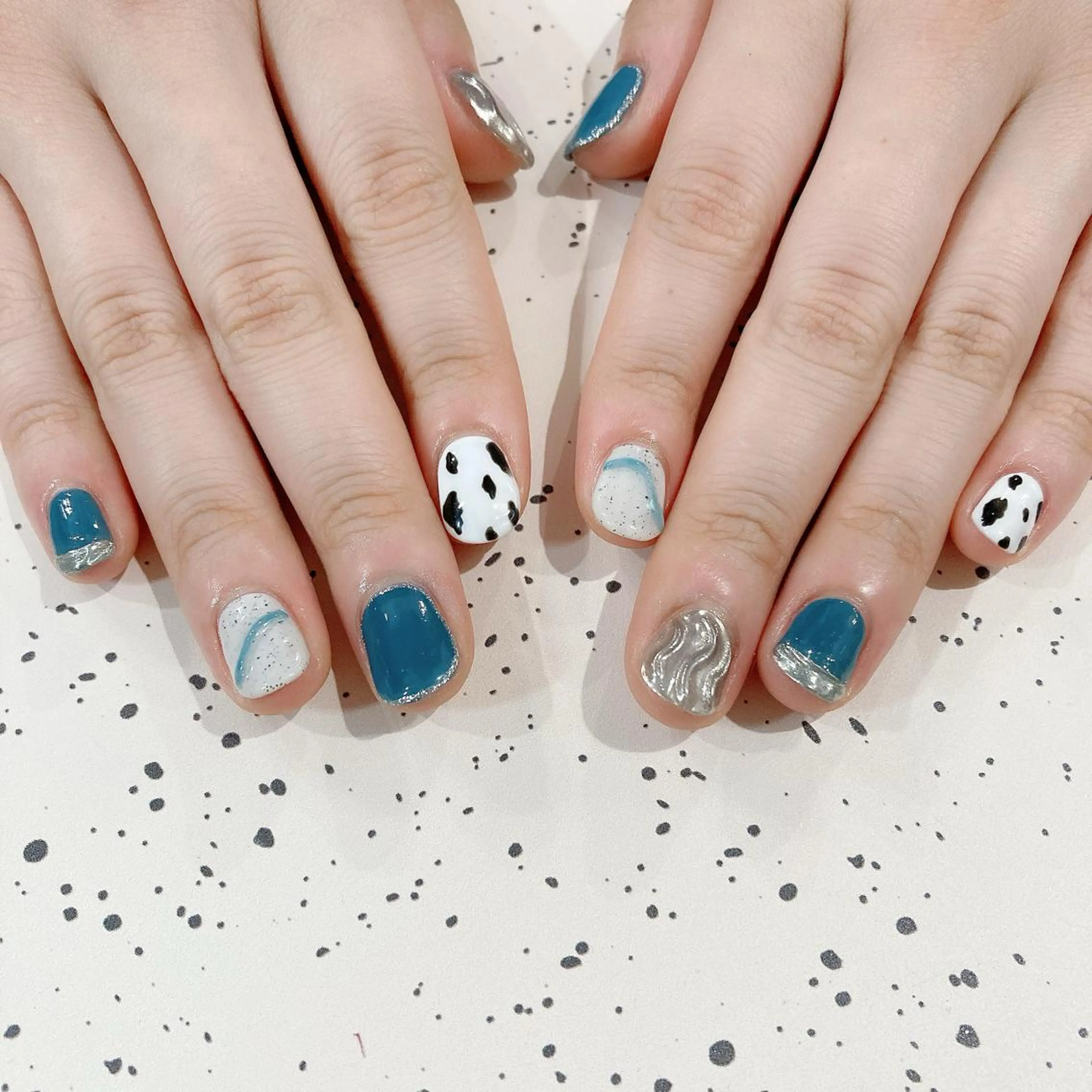 ネイル アニマル柄 ブルー ジェルネイル キラキラネイル ミラーネイル ハンドネイル Nail Kのネイルデザイン