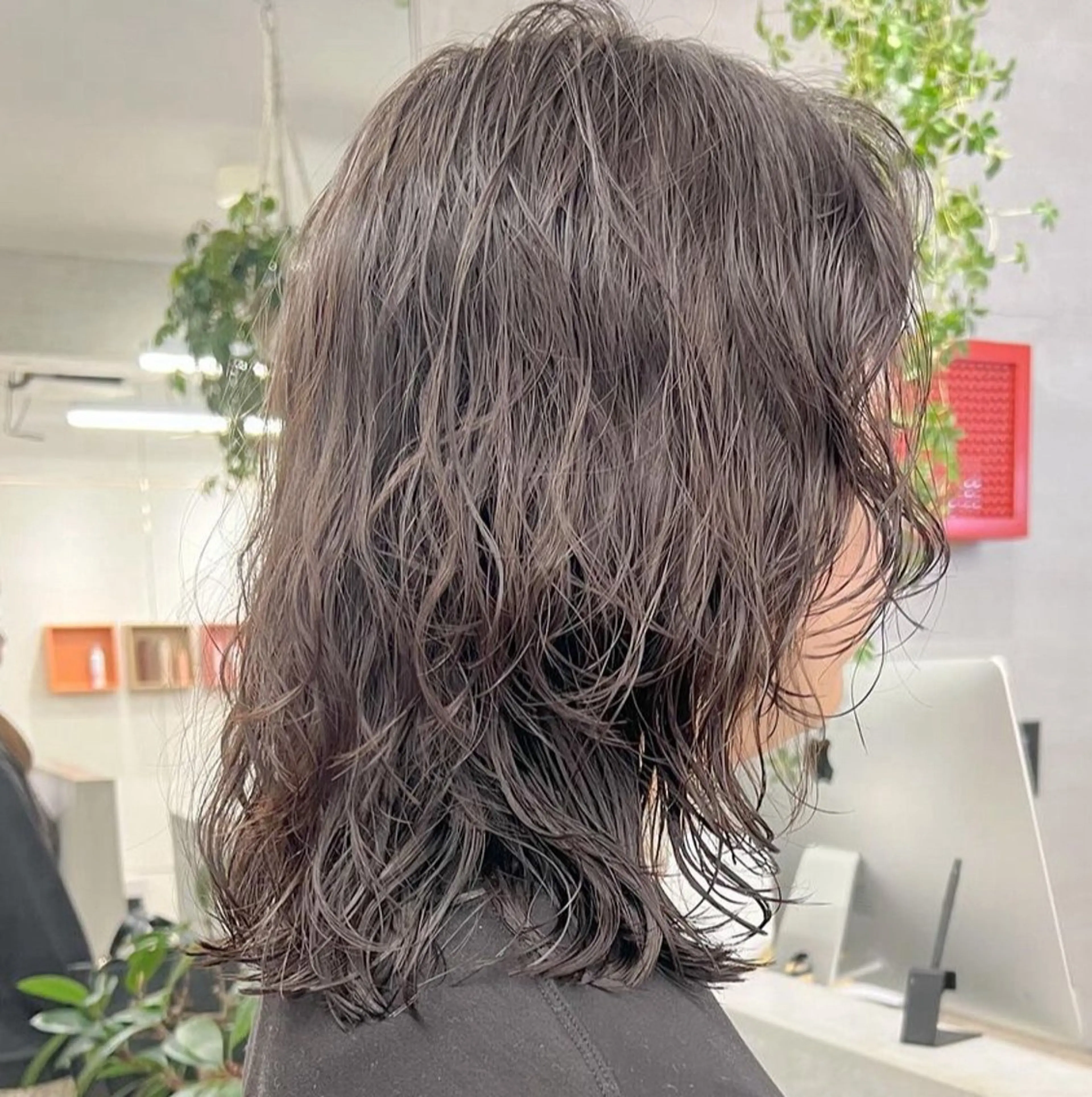 ミディアム パーマ ミディアムレイヤー ミディアムパーマ レイヤーカット ケアブリーチ/ ハイトーン/牧野のヘアスタイル