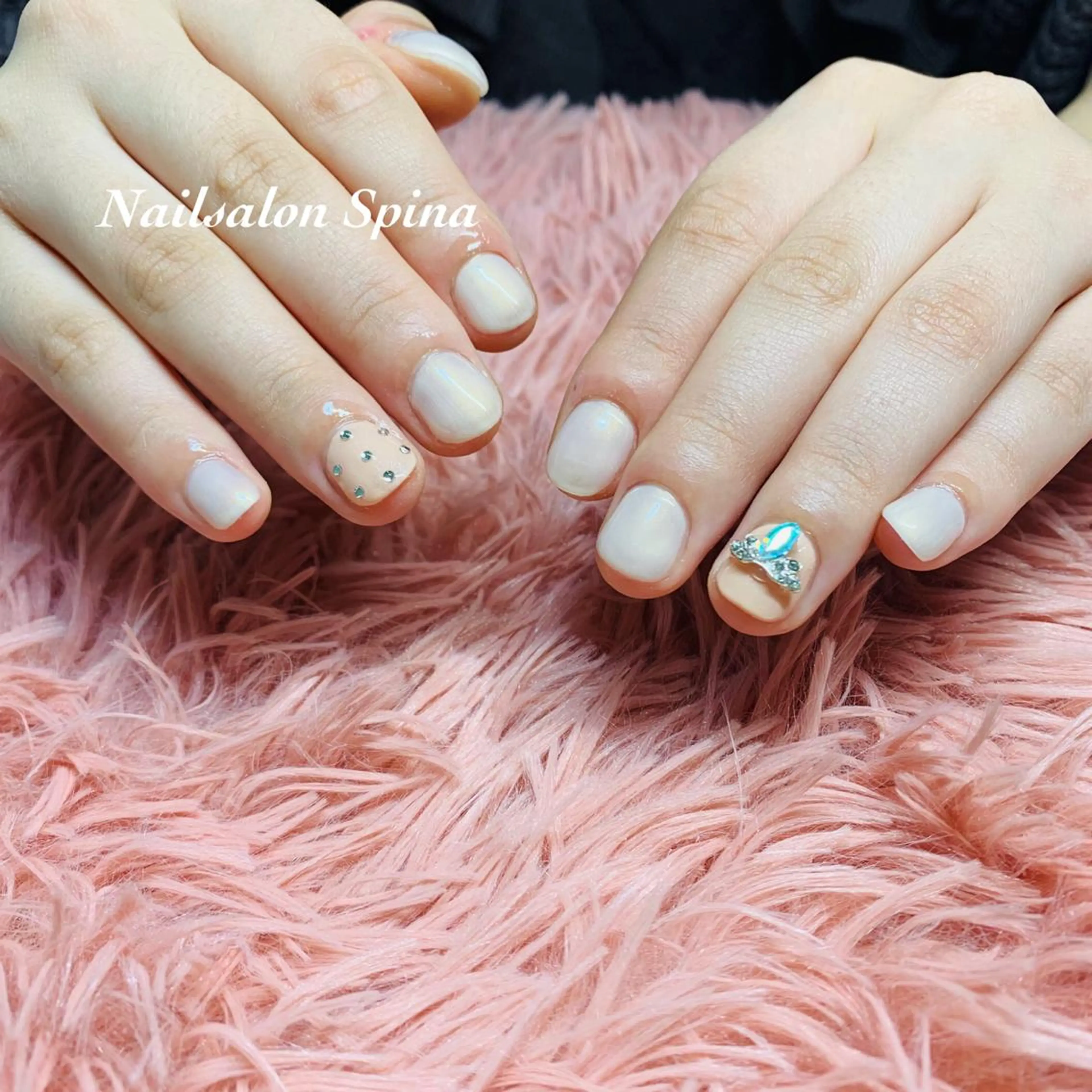 ネイル アートネイル ジェルネイル シンプルネイル ストーンネイル ホワイト Nailsalon Spina 琴美のネイルデザイン