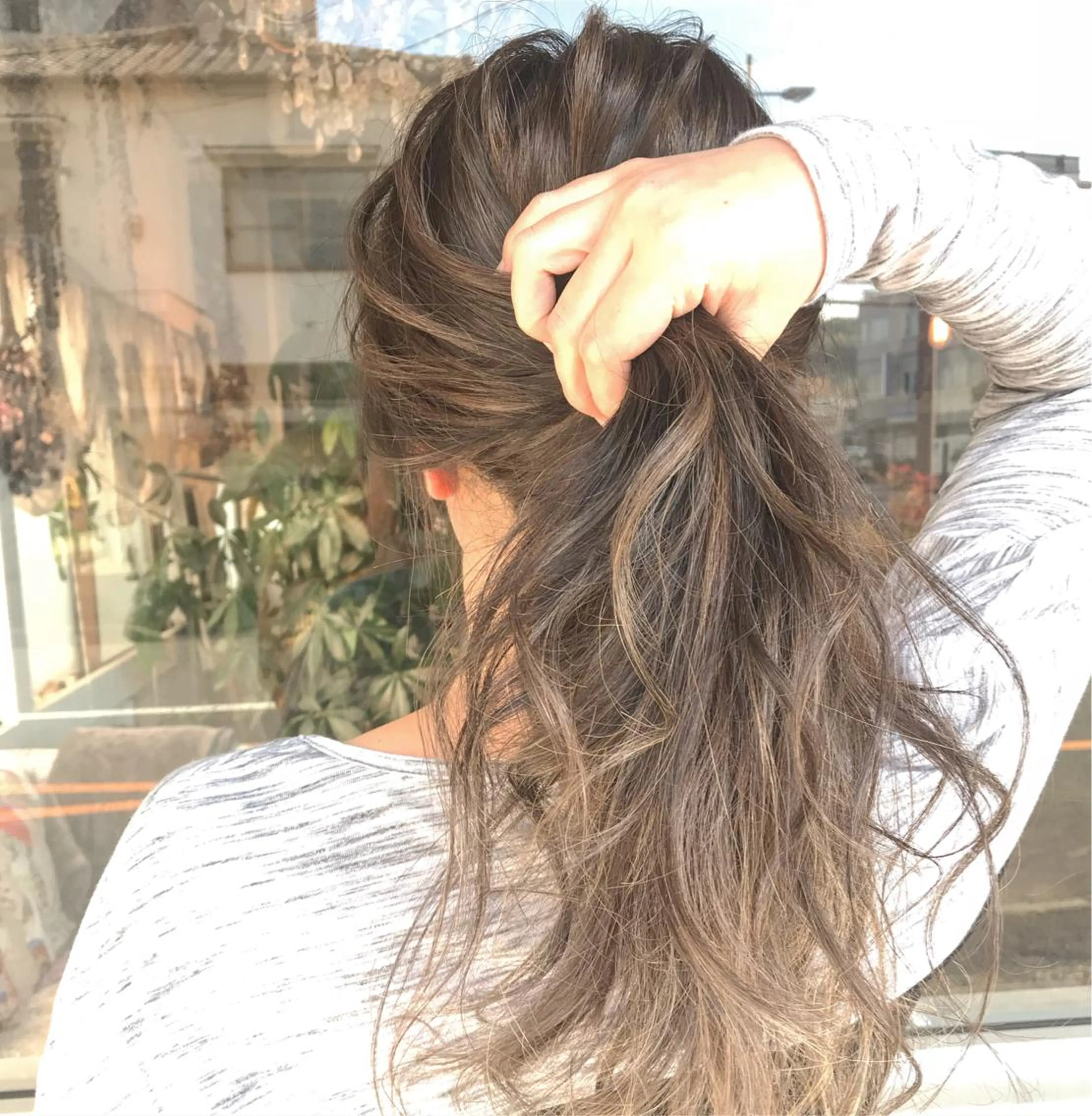 ロング カラー お団子ヘア 切りっぱなしボブ バレイヤージュ ブリーチ グラデーションカラー Mariana/ 鶴原-ハイライトのヘアスタイル