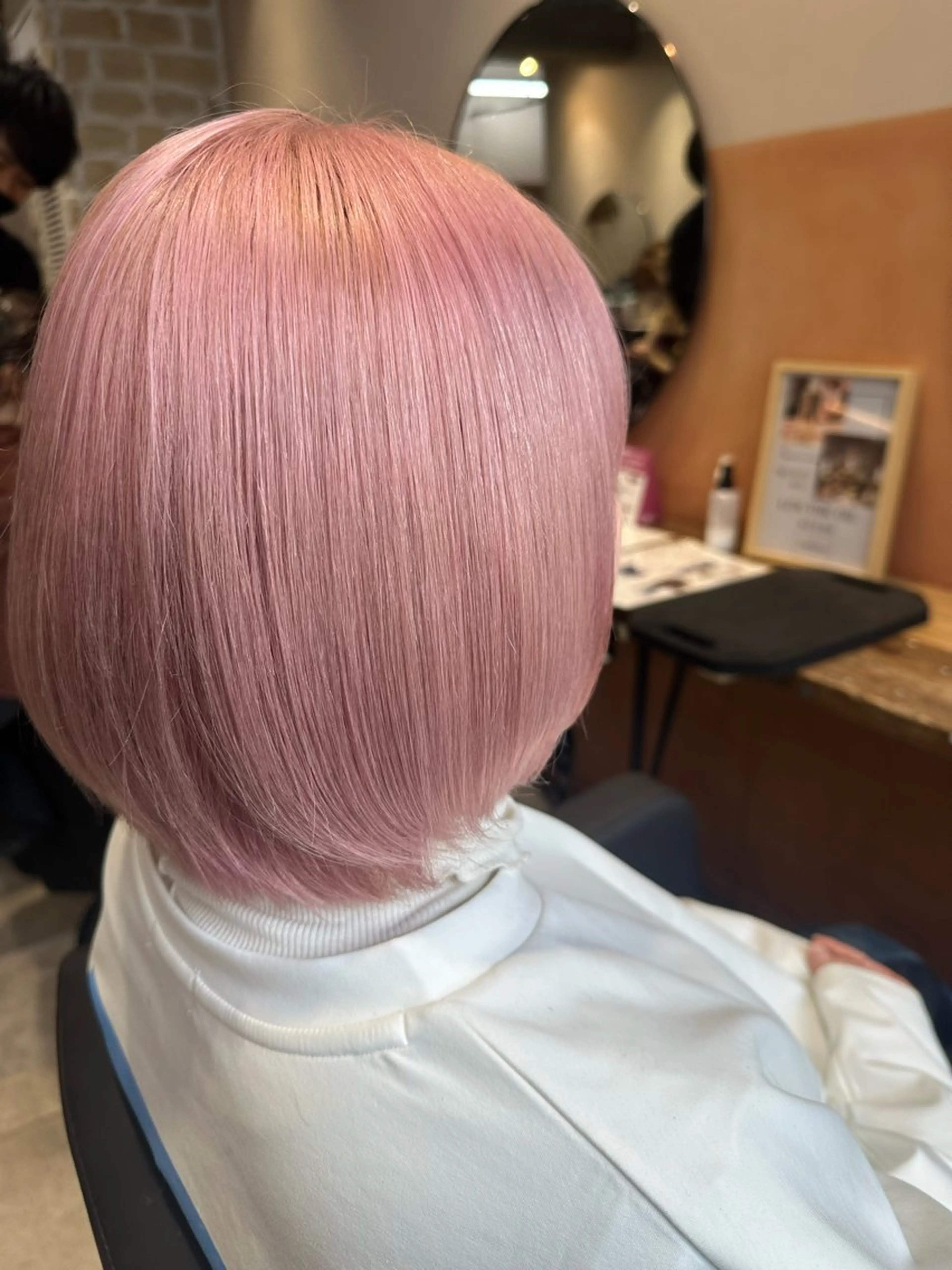 ショート カラー ピンクカラー ホワイトピンク カット ヘアカラー トリートメント yu-ki レイヤー/ブリーチのヘアスタイル