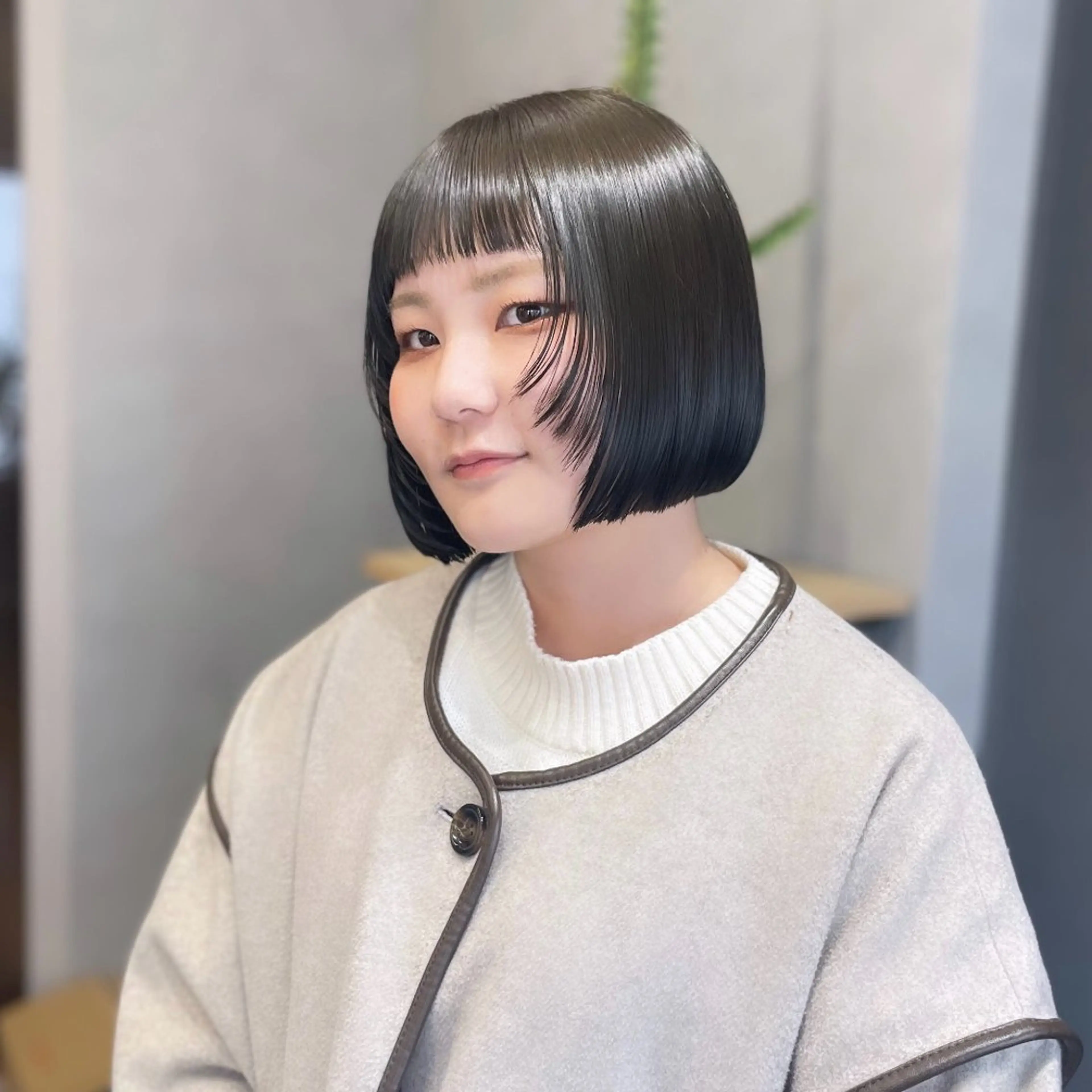 ショート カラー グレージュ オリーブグレージュ オリーブグレー ボブ カット ヘアカラー Rui/透明感カラー 暖色/レイヤーカットのヘアスタイル