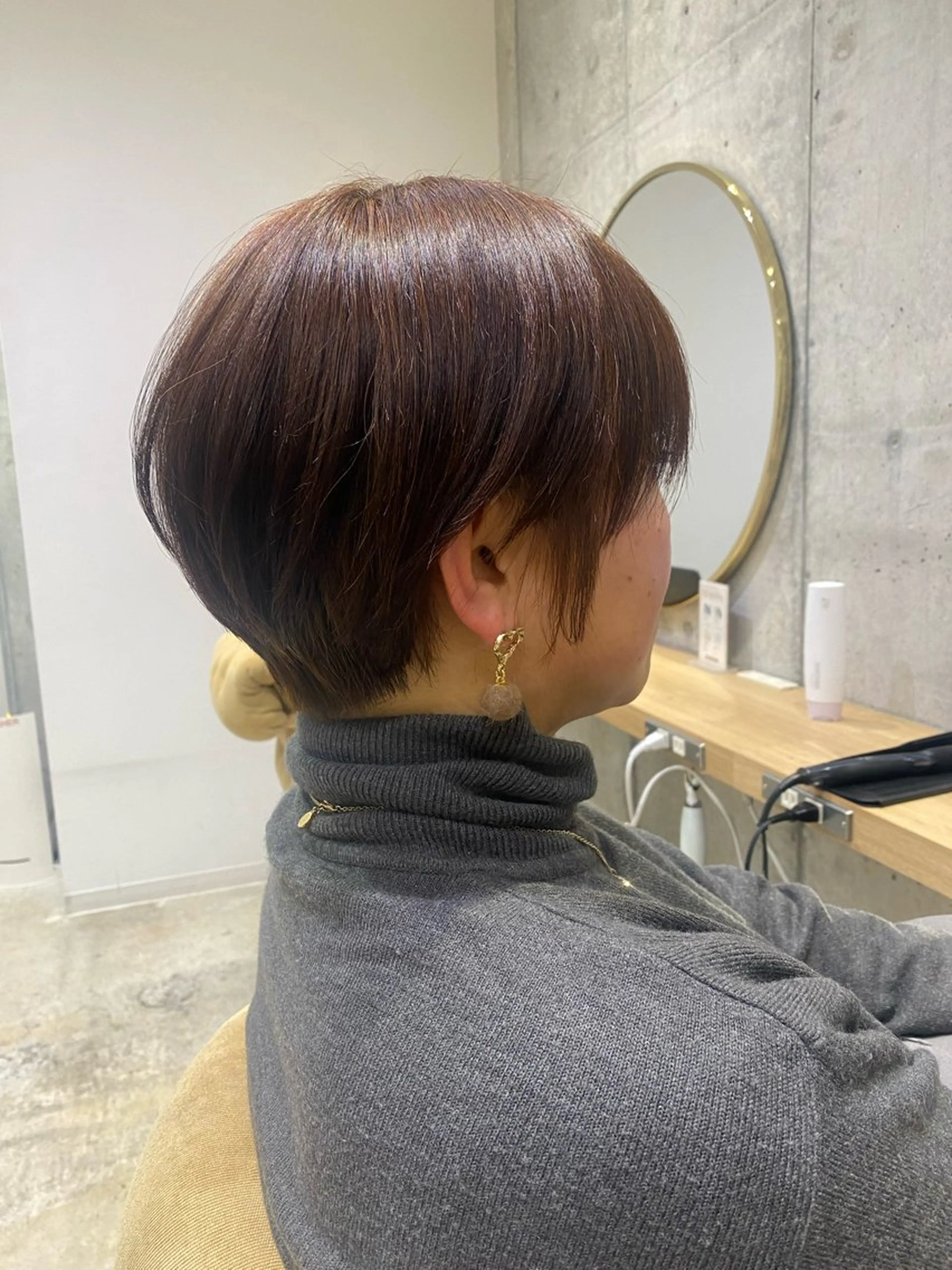 ショート fumi🪞血色感 アップ艶カラーのヘアスタイル