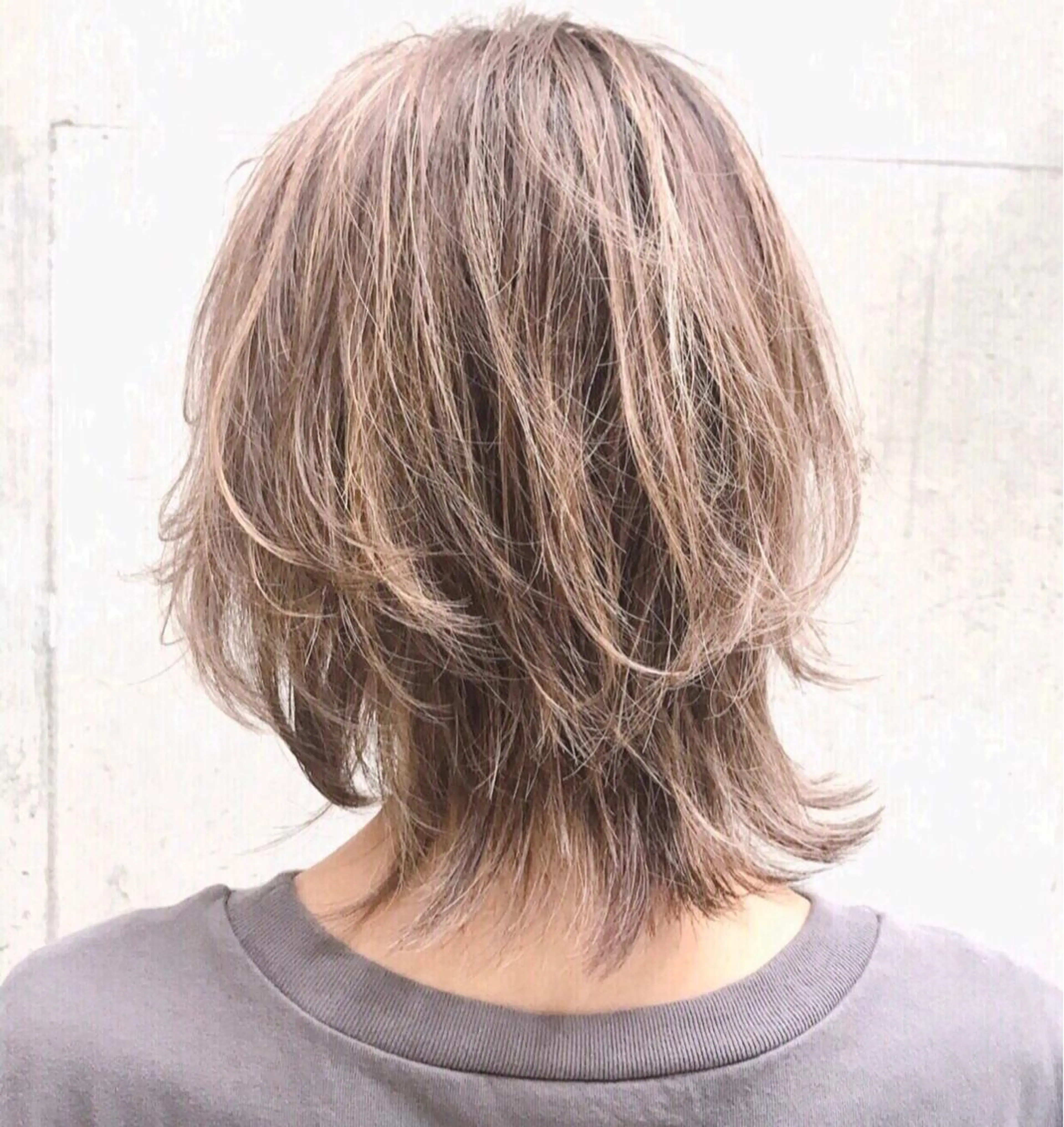 ミディアム カラー ミディアムパーマ アッシュ ベージュカラー ブルーカラー グレージュ ヘアカラー DX SHARE SALON SHIBUYA所属・AKI アキのヘアスタイル