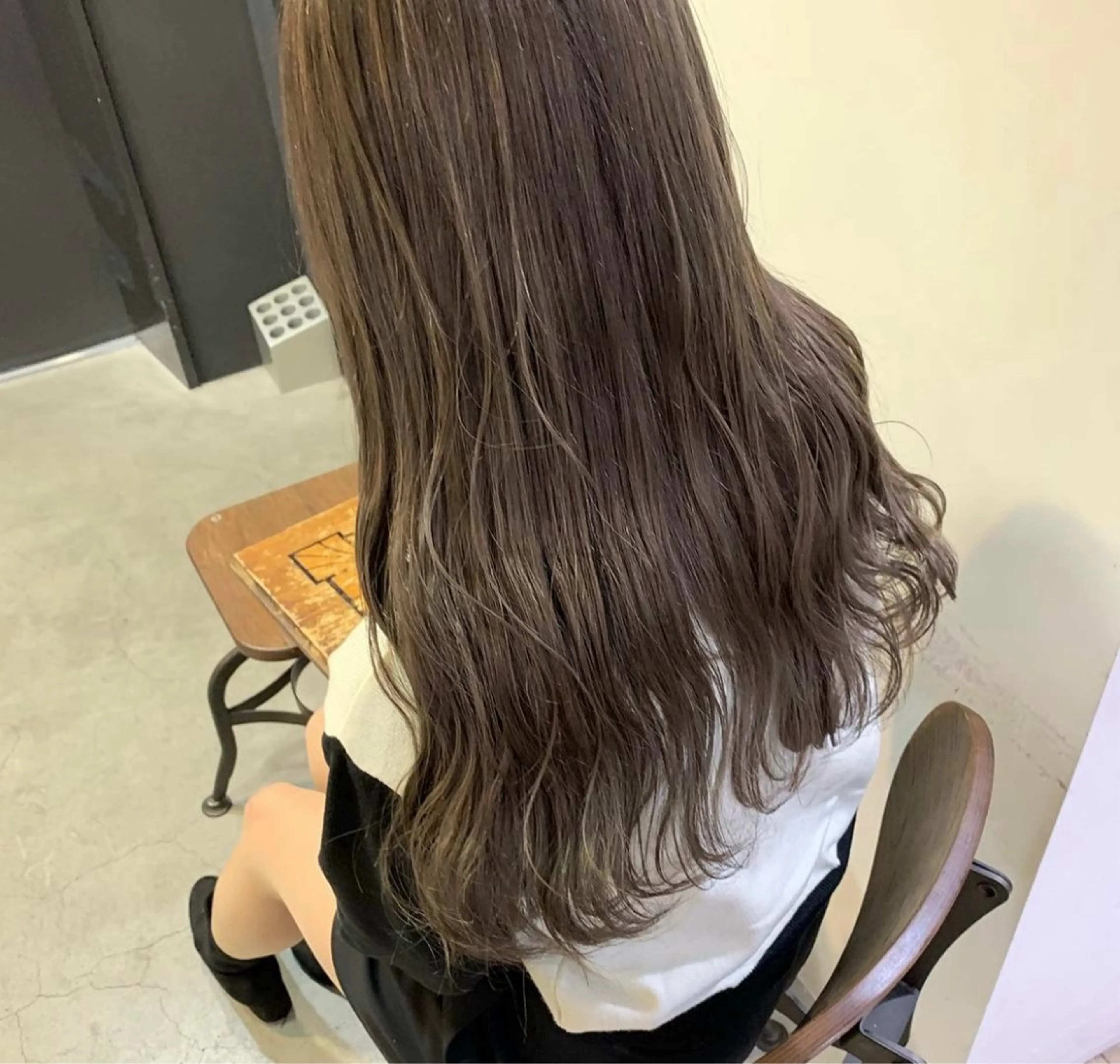 ロング カラー ブリーチ グレージュ カット ヘアカラー トリートメント 暖色/まろベージュ/ シカタユウカのヘアスタイル