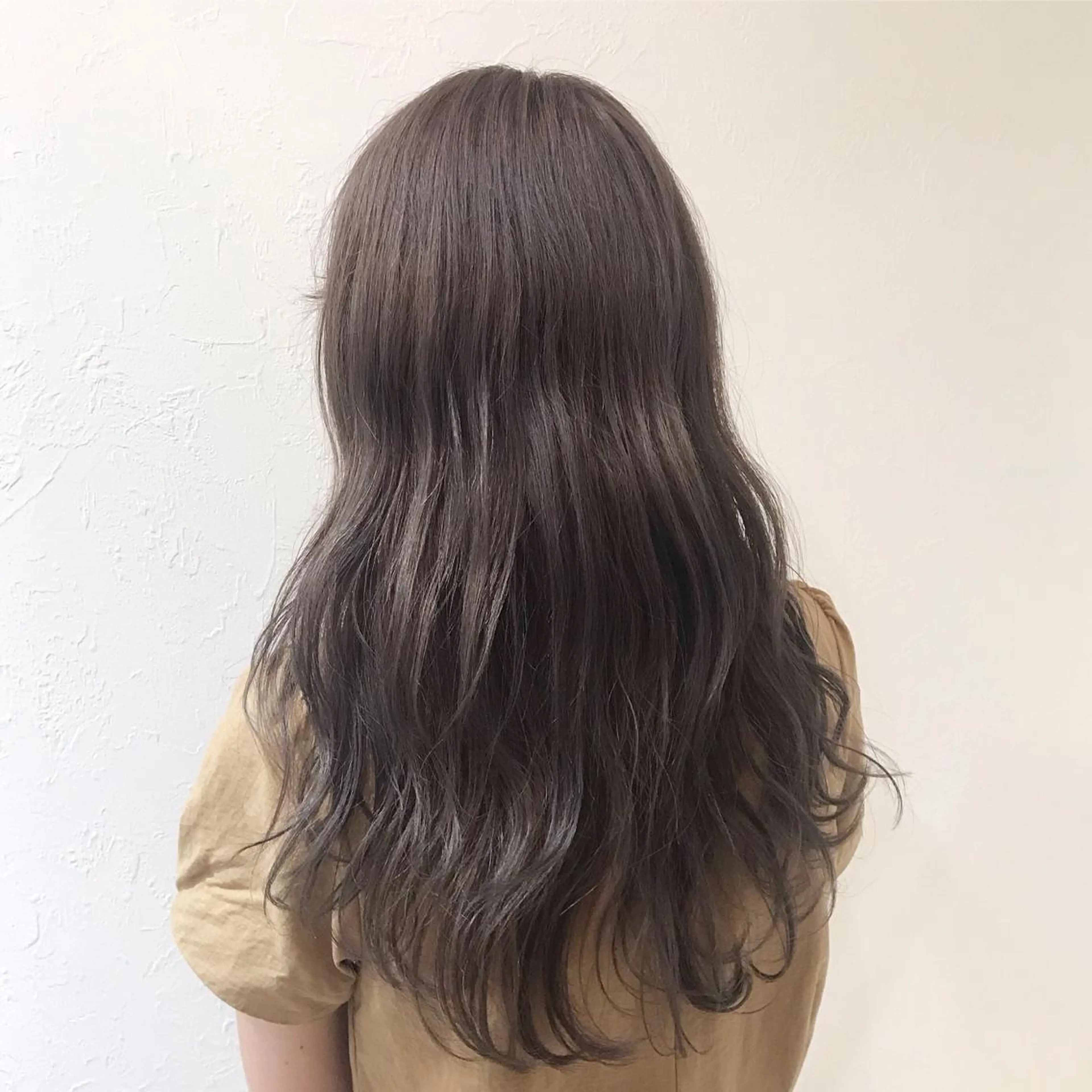 ロング ブリーチなしカラー レイヤーカットのヘアスタイル