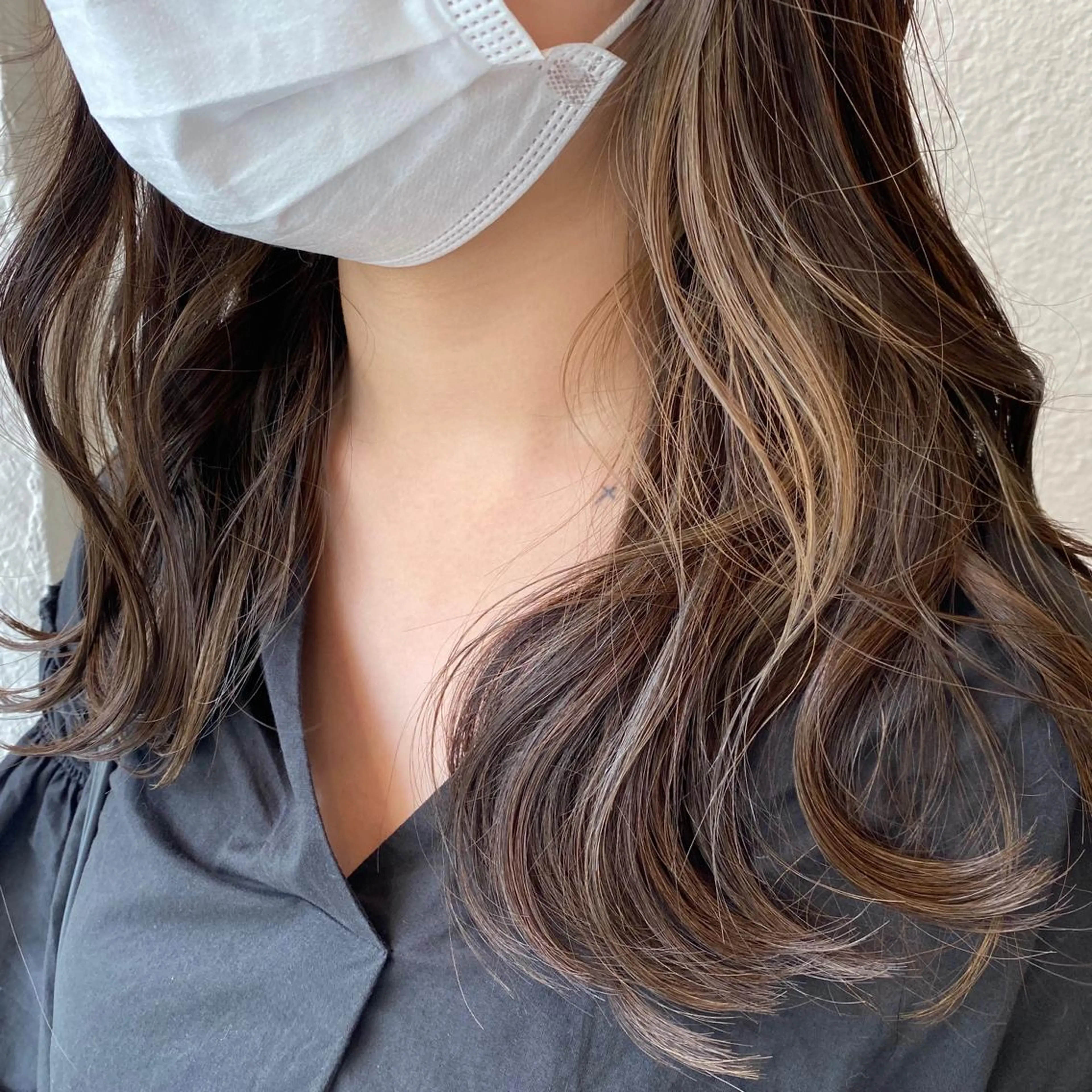セミロング カラー ブリーチ イヤリングカラー 入江 志穂のヘアスタイル