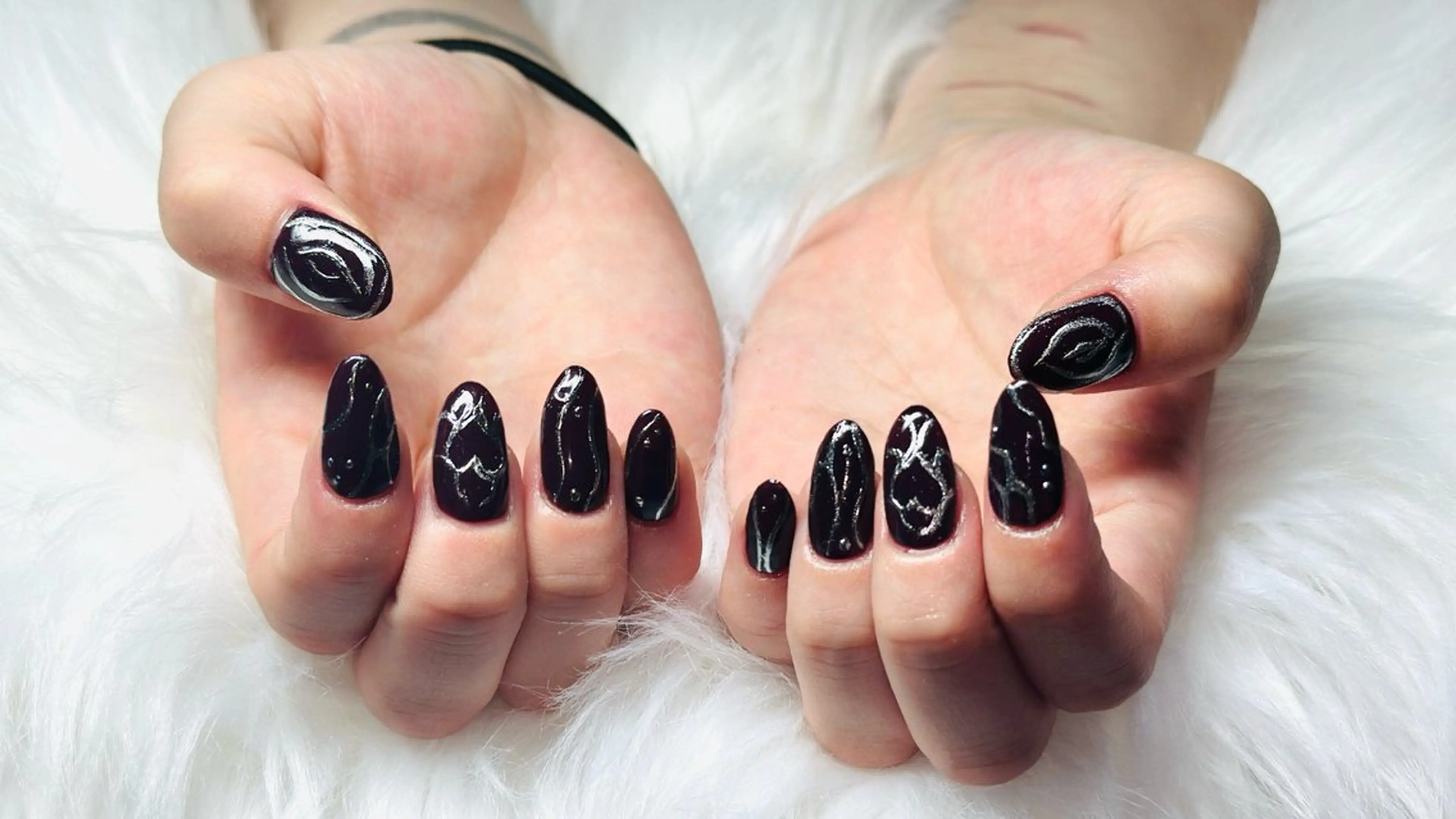 ネイル 赤色 Queenie nailのネイルデザイン