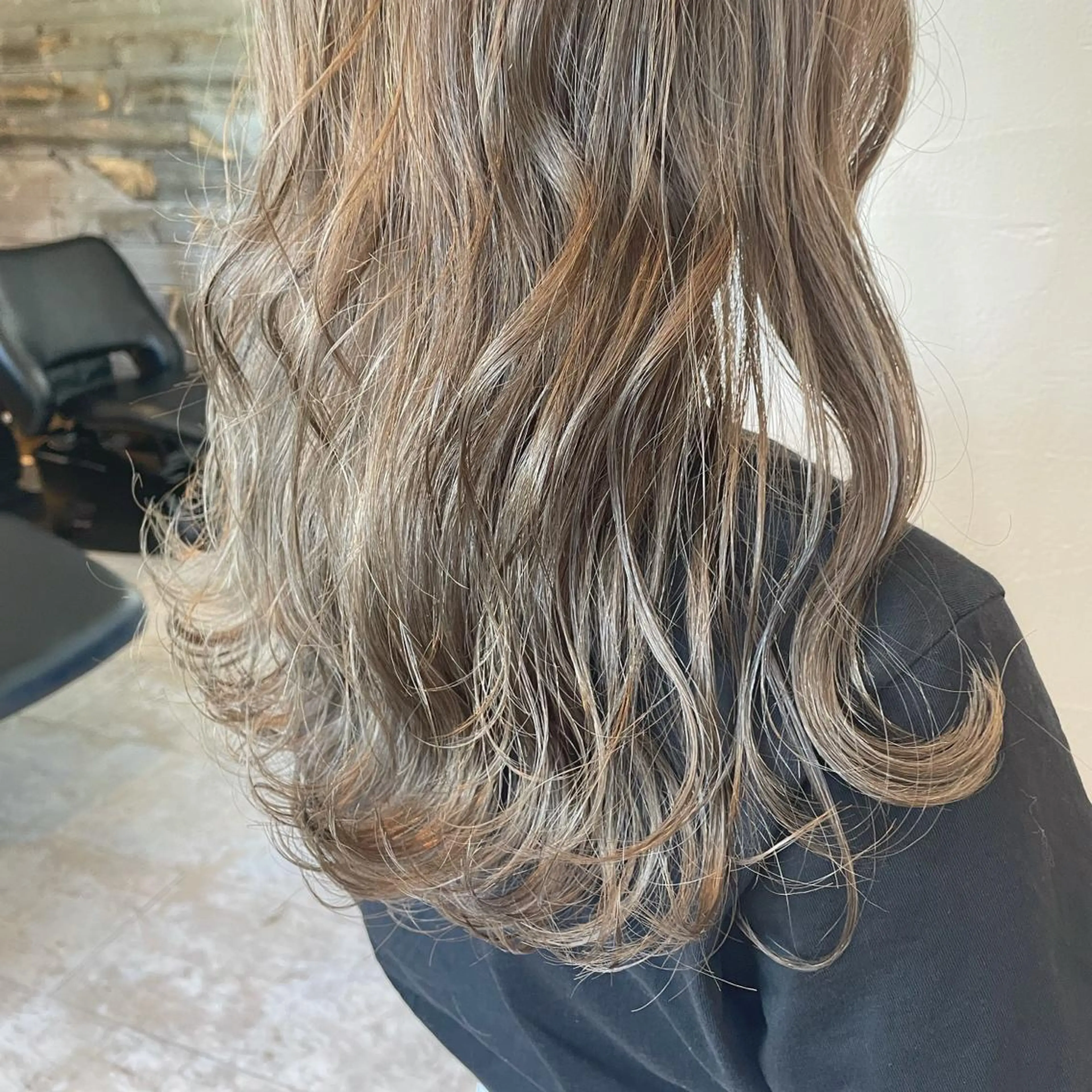 ロング ブリーチなしベージュ カラー佐藤華厘のヘアスタイル