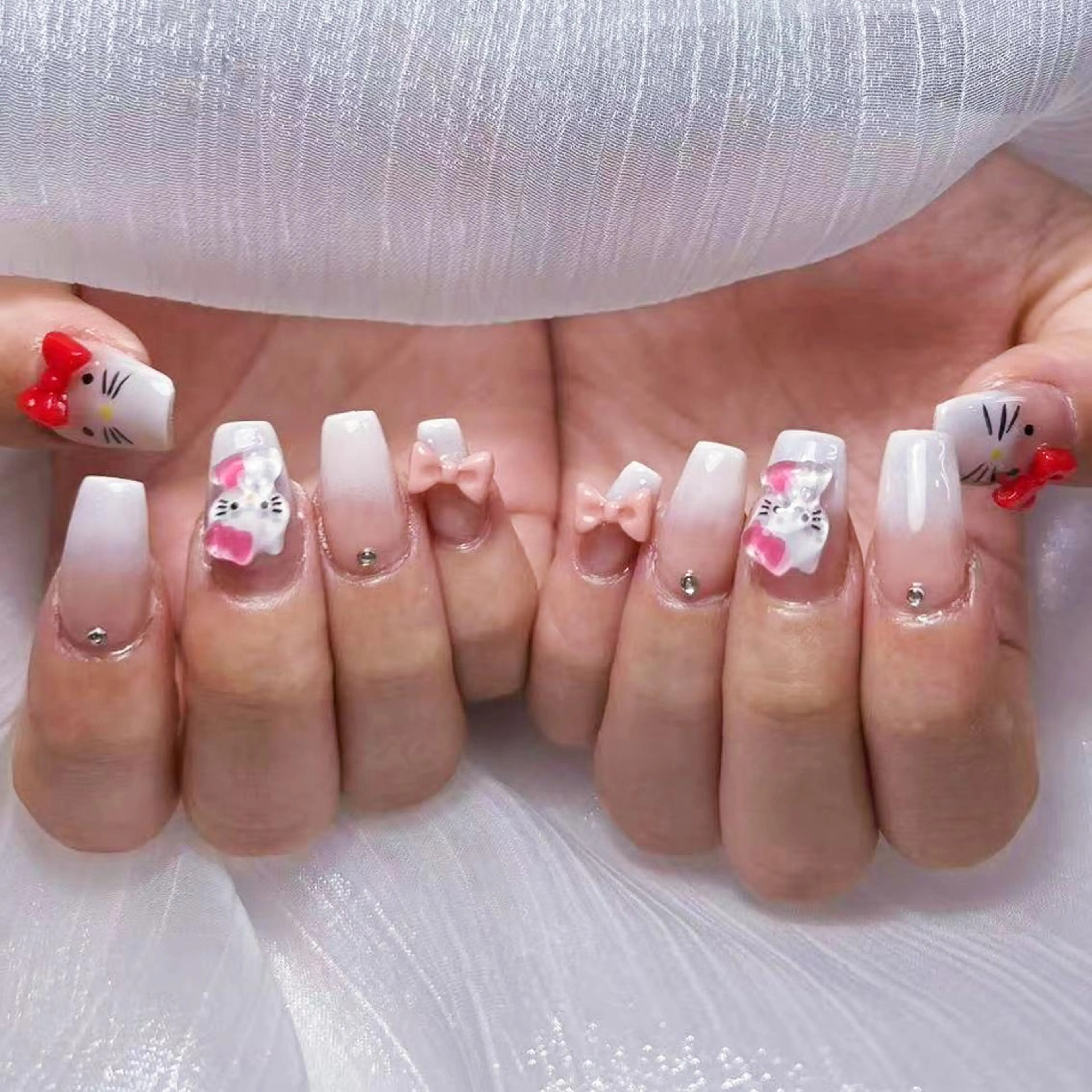 ネイル アートネイル オーロラネイル ガーリー キラキラネイル 韓国ネイル ハンドネイル ハンドケア DIAMOND 💅のネイルデザイン