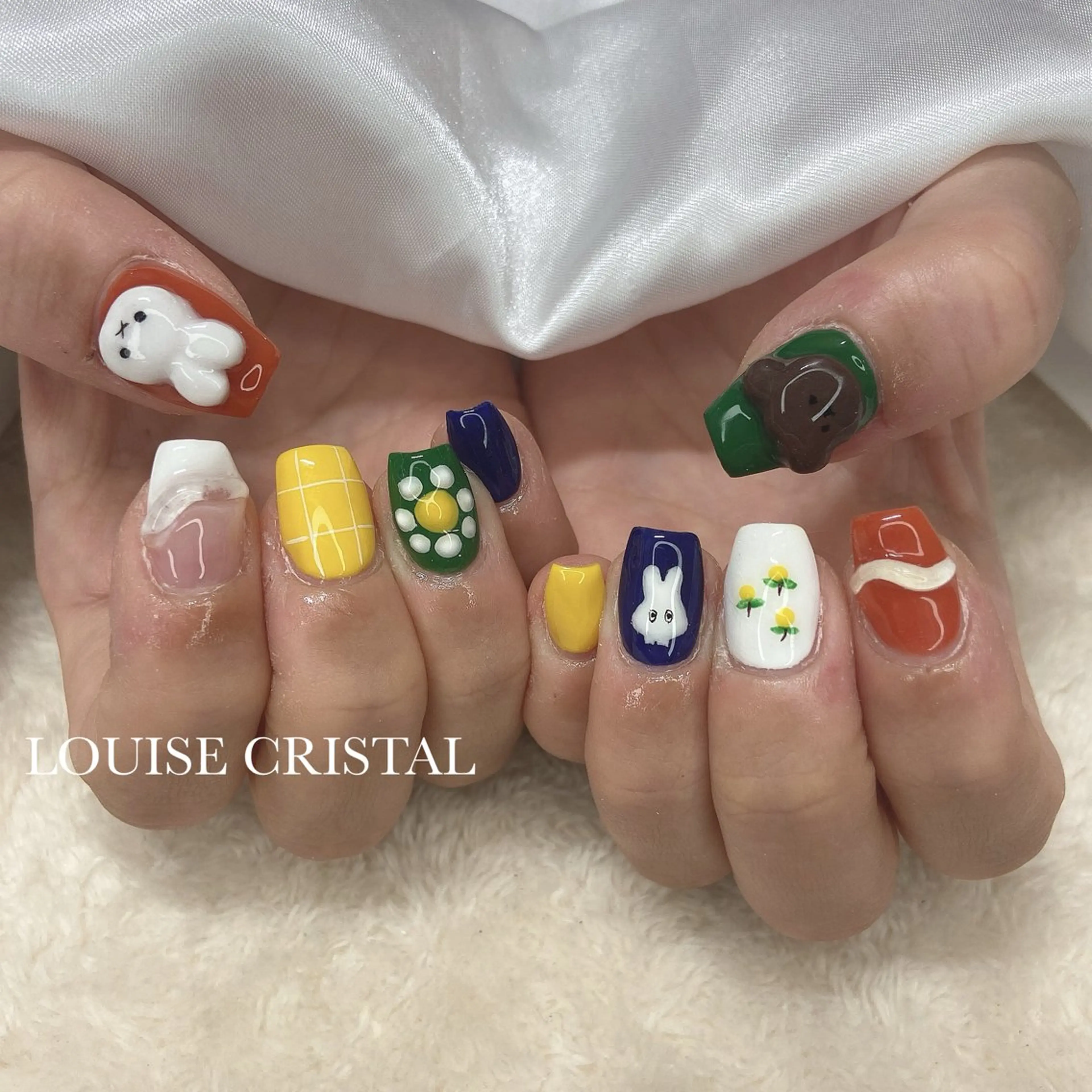 ネイル ハンドネイル LOUISE CRYSTALのネイルデザイン