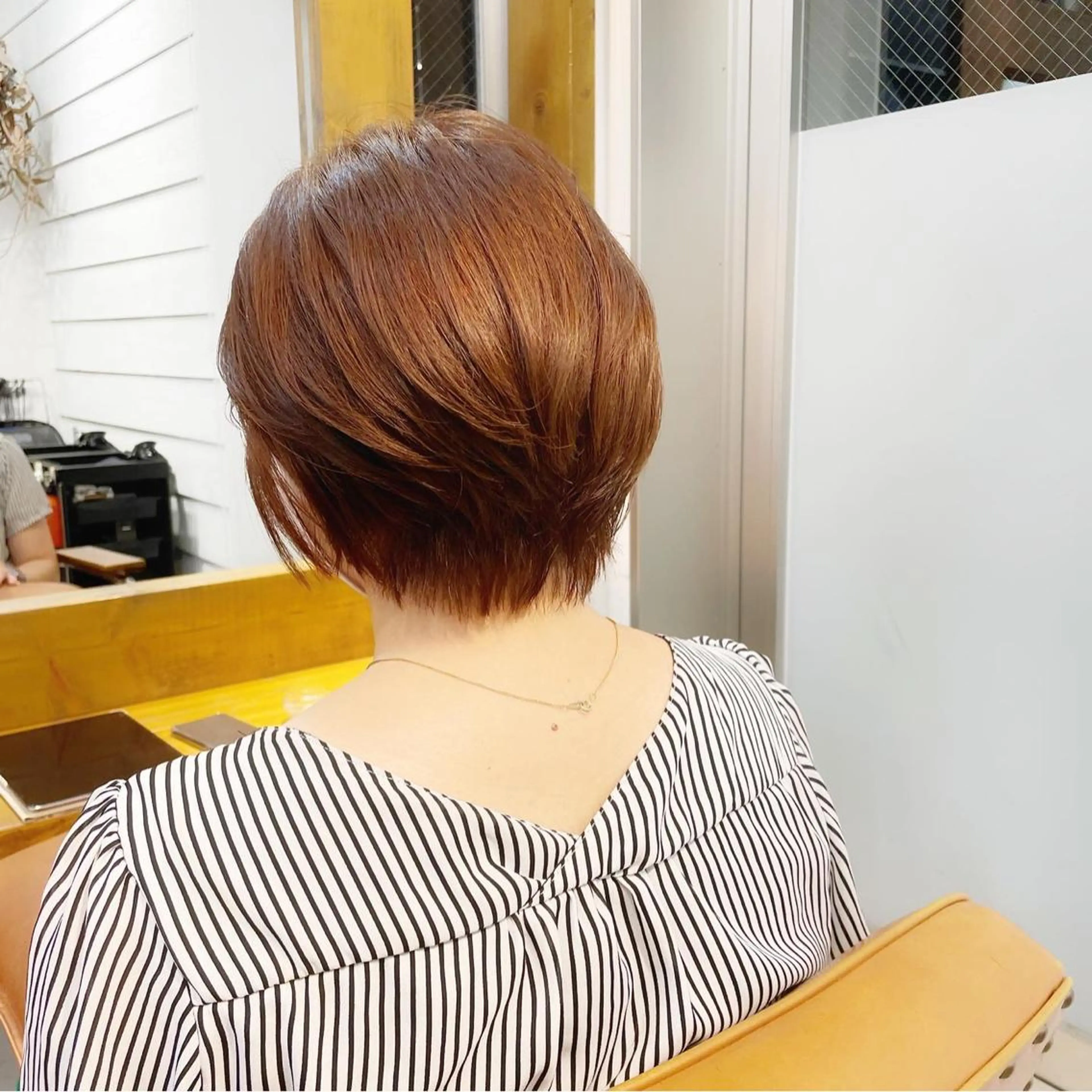 ショート カラー ショートレイヤー 丸みショート グラデーションカラー くびれヘア くせ毛 newline銀座所属・銀座ショート/ 大人ショート/金子涼のヘアスタイル