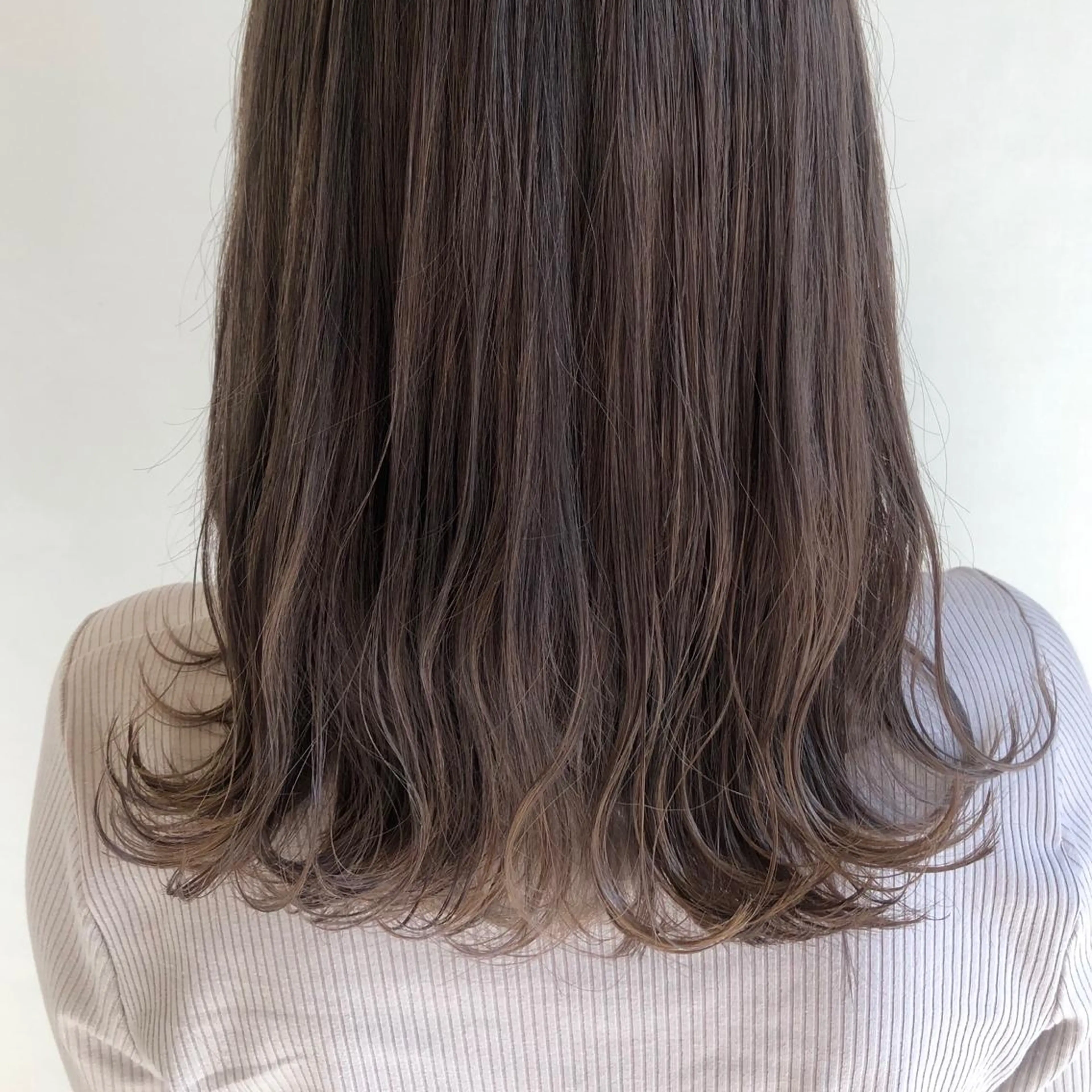 ミディアム カラー ベージュカラー フォギーベージュ 齋藤 咲のヘアスタイル